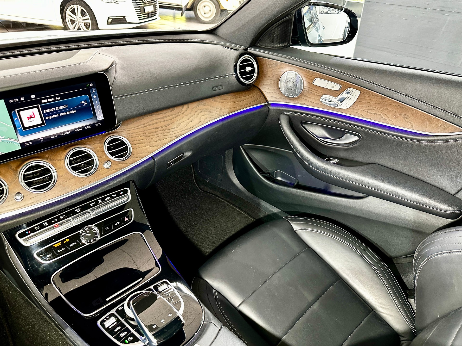 MERCEDES-BENZ E 400 AMG Line 4 Matic 9G-Tronic-image-18