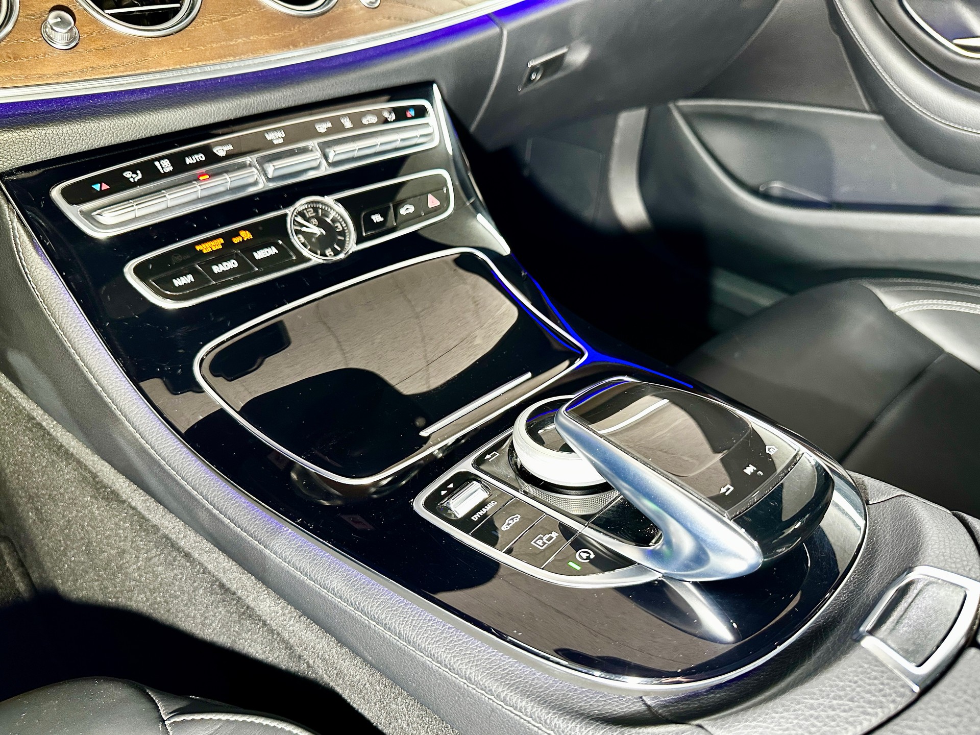 MERCEDES-BENZ E 400 AMG Line 4 Matic 9G-Tronic-image-24