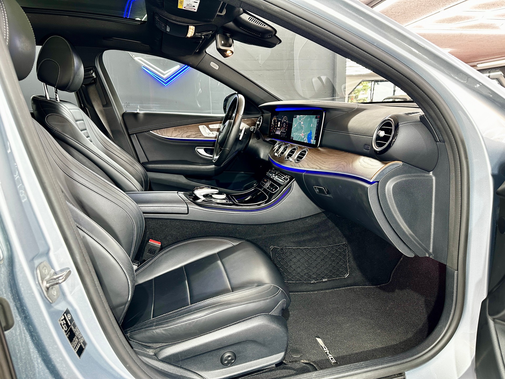 MERCEDES-BENZ E 400 AMG Line 4 Matic 9G-Tronic-image-12