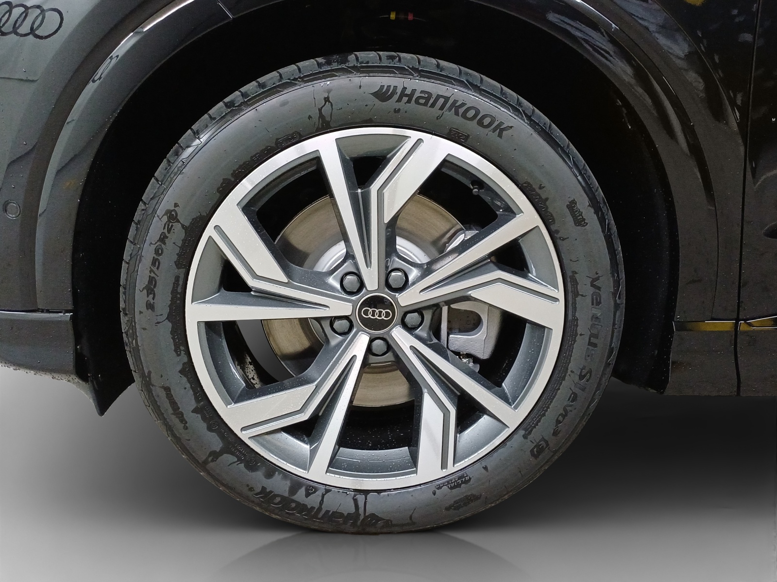 AUDI Q4 e-tron SUV quattro performance Swiss Ski-image-15