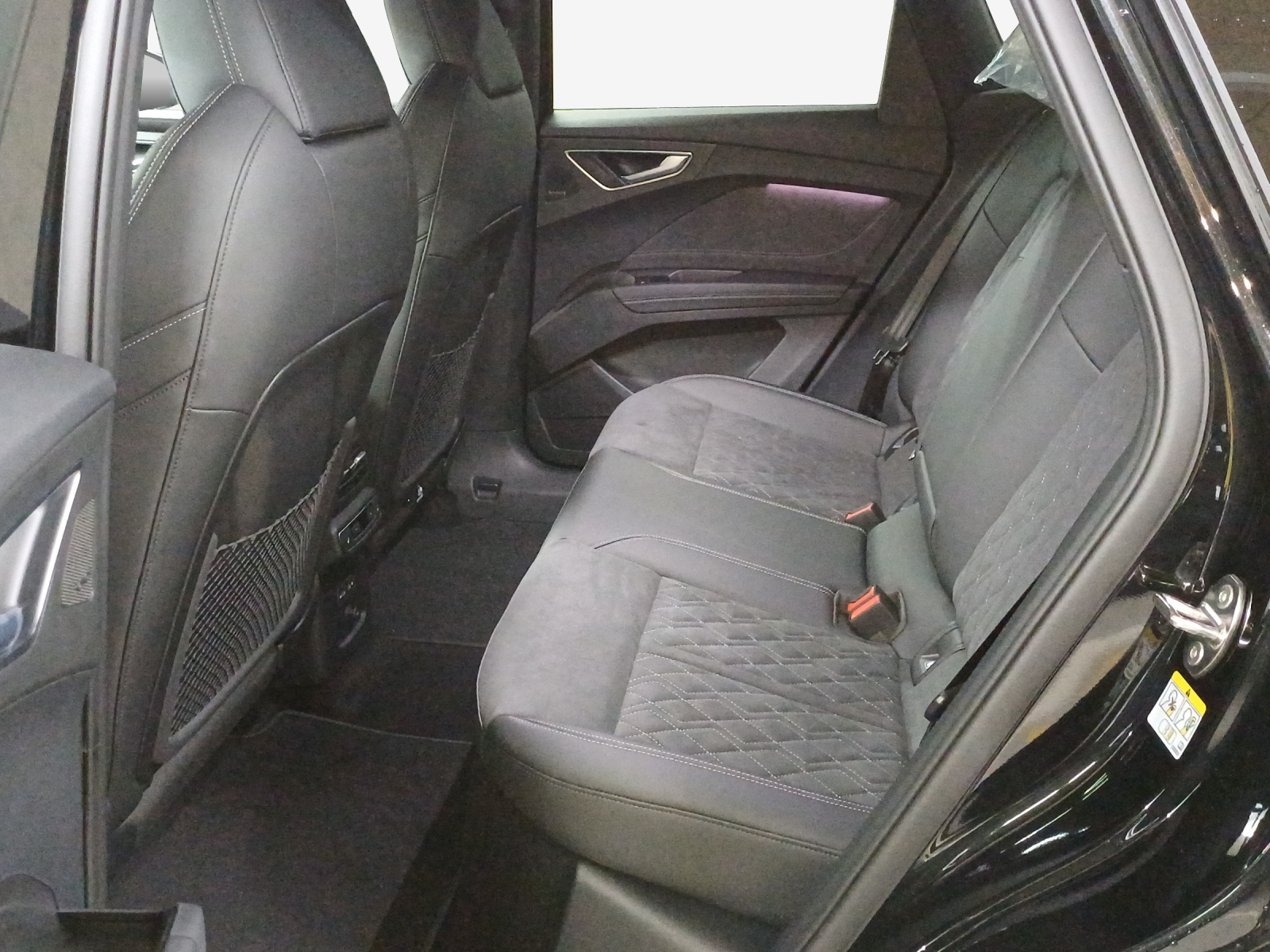 AUDI Q4 e-tron SUV quattro performance Swiss Ski-image-11