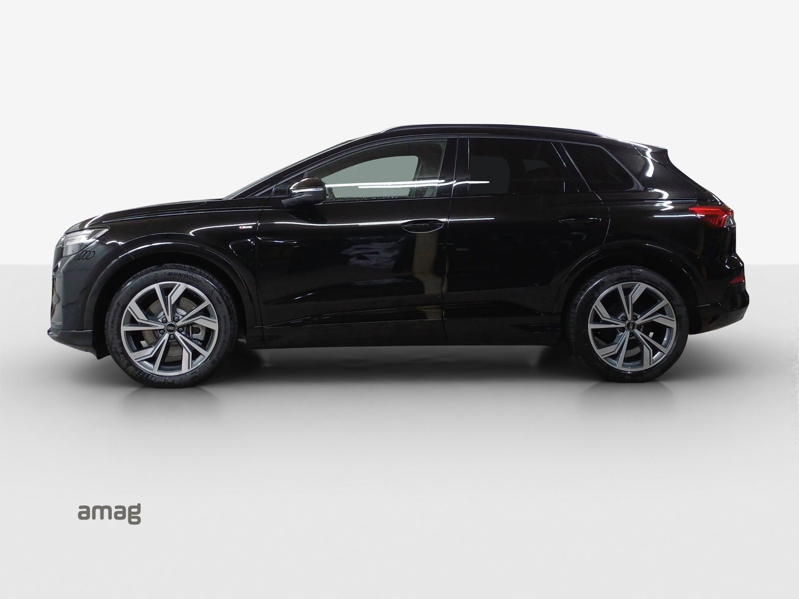 AUDI Q4 e-tron SUV quattro performance Swiss Ski-image-1