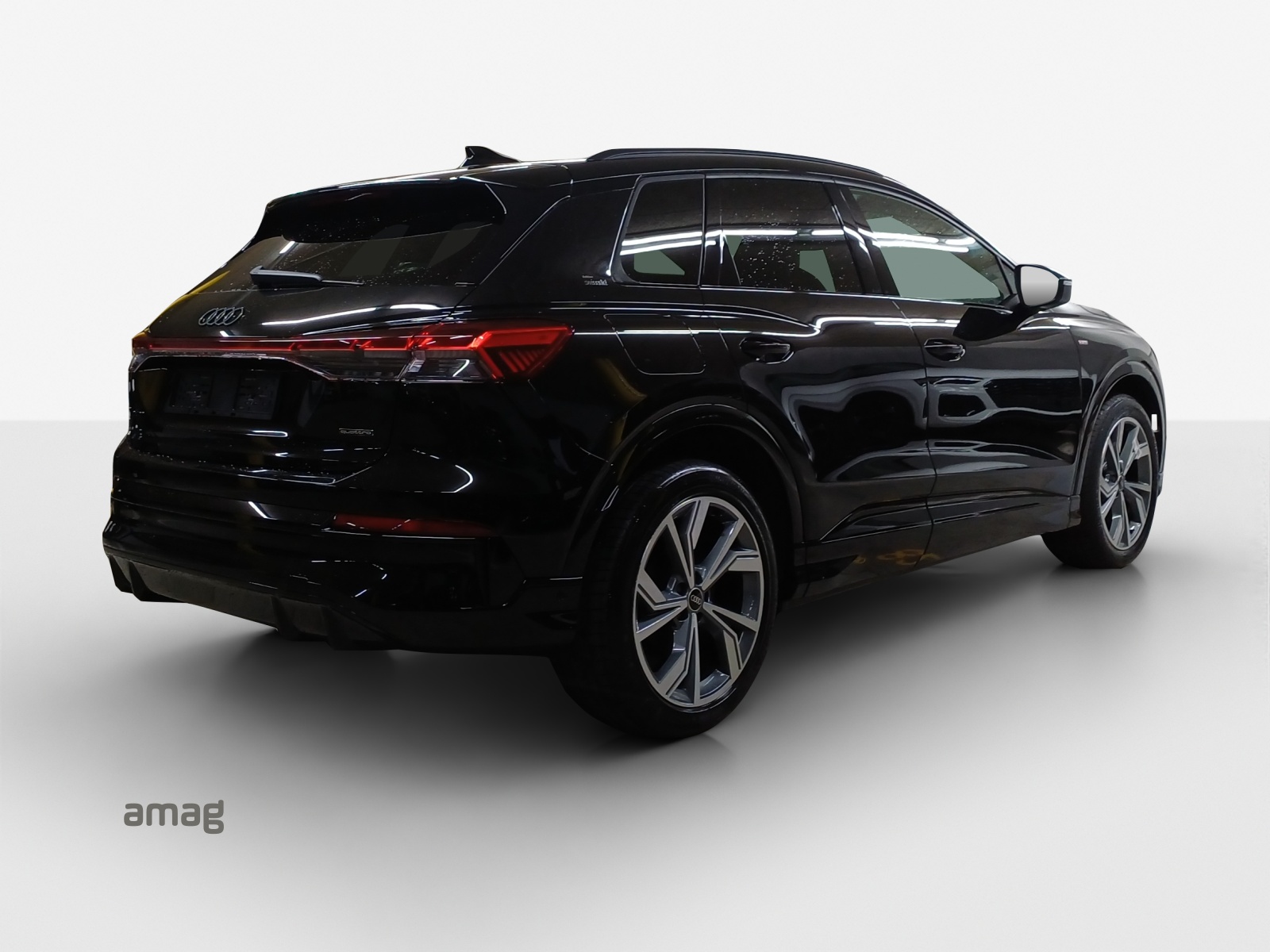 AUDI Q4 e-tron SUV quattro performance Swiss Ski-image-4