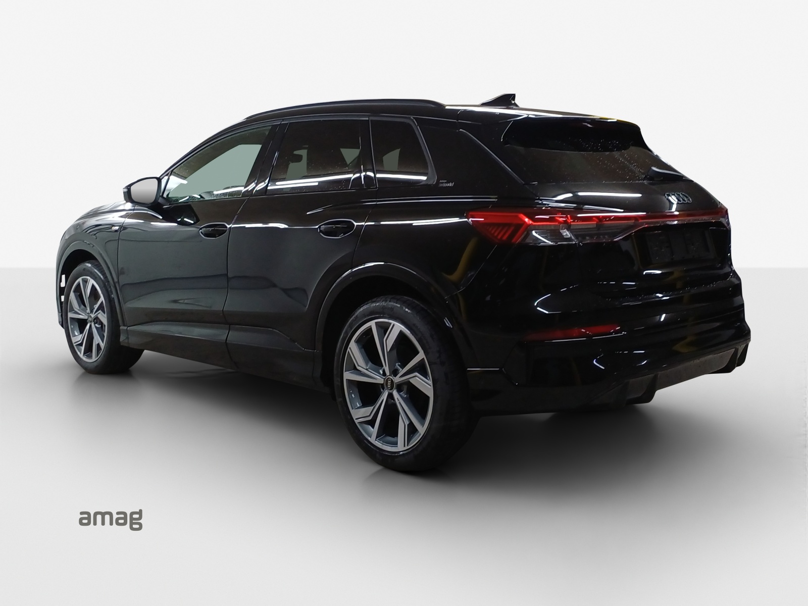 AUDI Q4 e-tron SUV quattro performance Swiss Ski-image-2