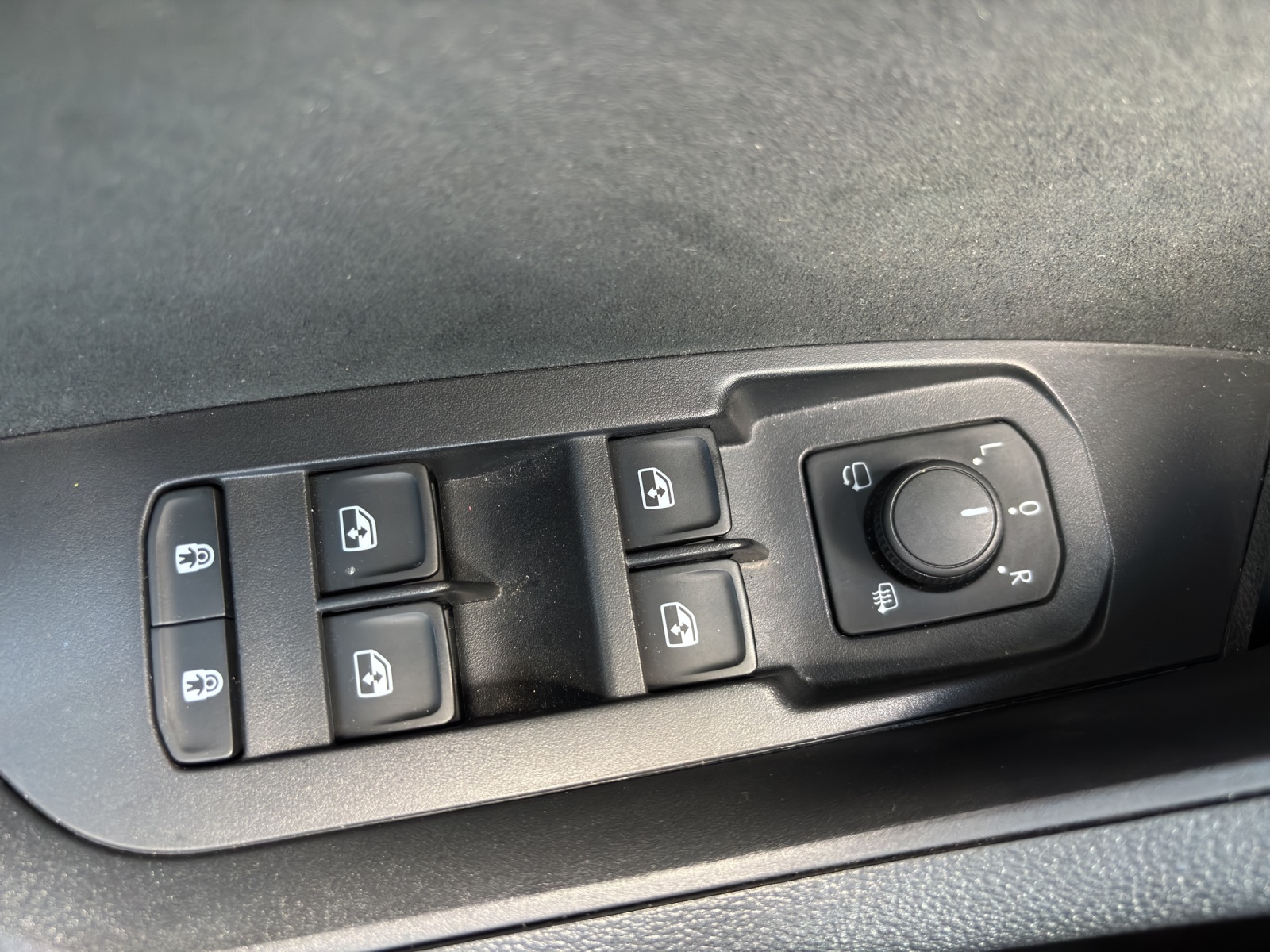 SKODA Kodiaq 2.0 TSI 4x4 SportLine mit AHK, Panorama-Ausstell-/Schiebedach & Winterräder-image-31