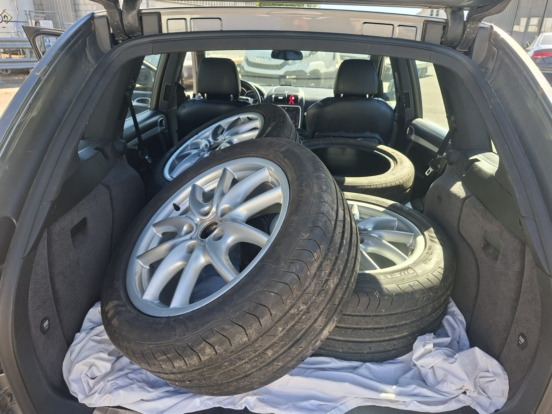 PORSCHE Cayenne S-image-11