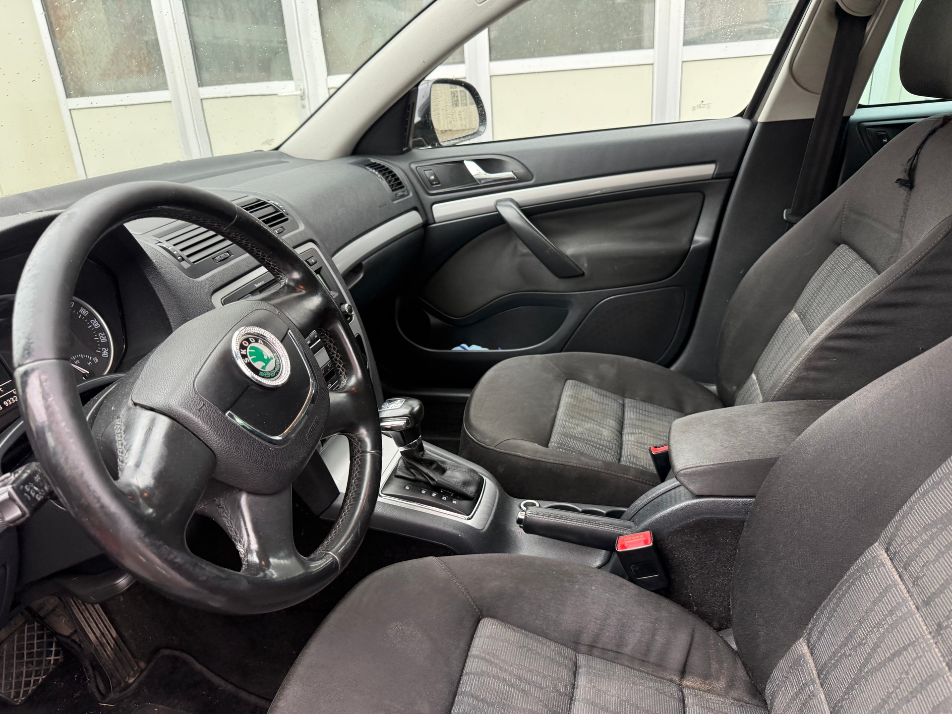 SKODA Octavia Combi 1.8 TSI Elegance DSG-image-5