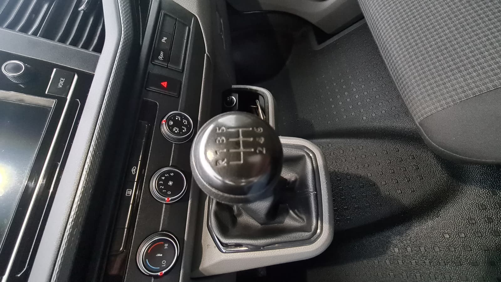 VW T6.1 2.0 TDI 4Motion ** 3-Plätzer ** PDC V+H ** Anh-Kupplung ** Klimaanlage ** LTZ MFK 20.02.2026 & Service **-image-17