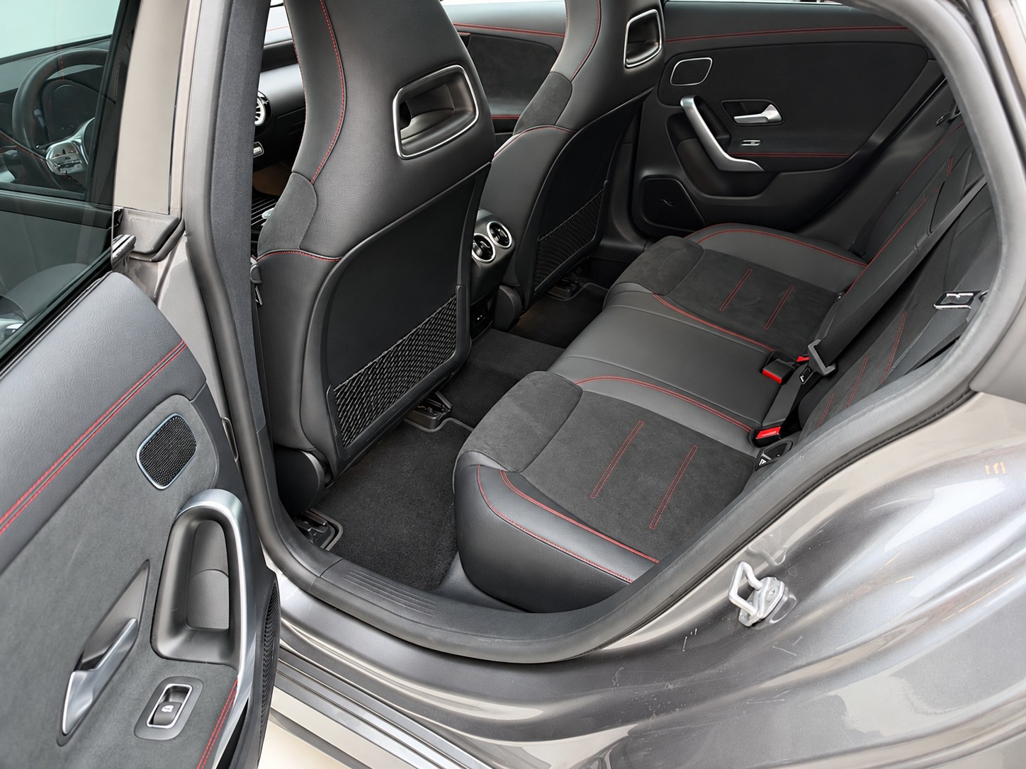 MERCEDES-BENZ CLA Shooting Brake 220 d 4Matic AMG Line (CH) TOPAUSSTATTUNG-image-14