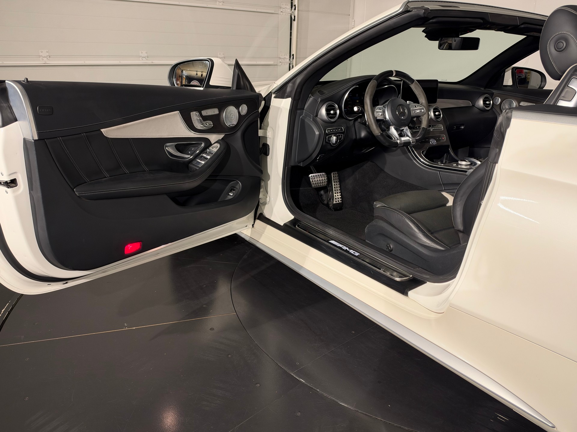 MERCEDES-BENZ C 63 S Cabriolet AMG Speedshift-image-22