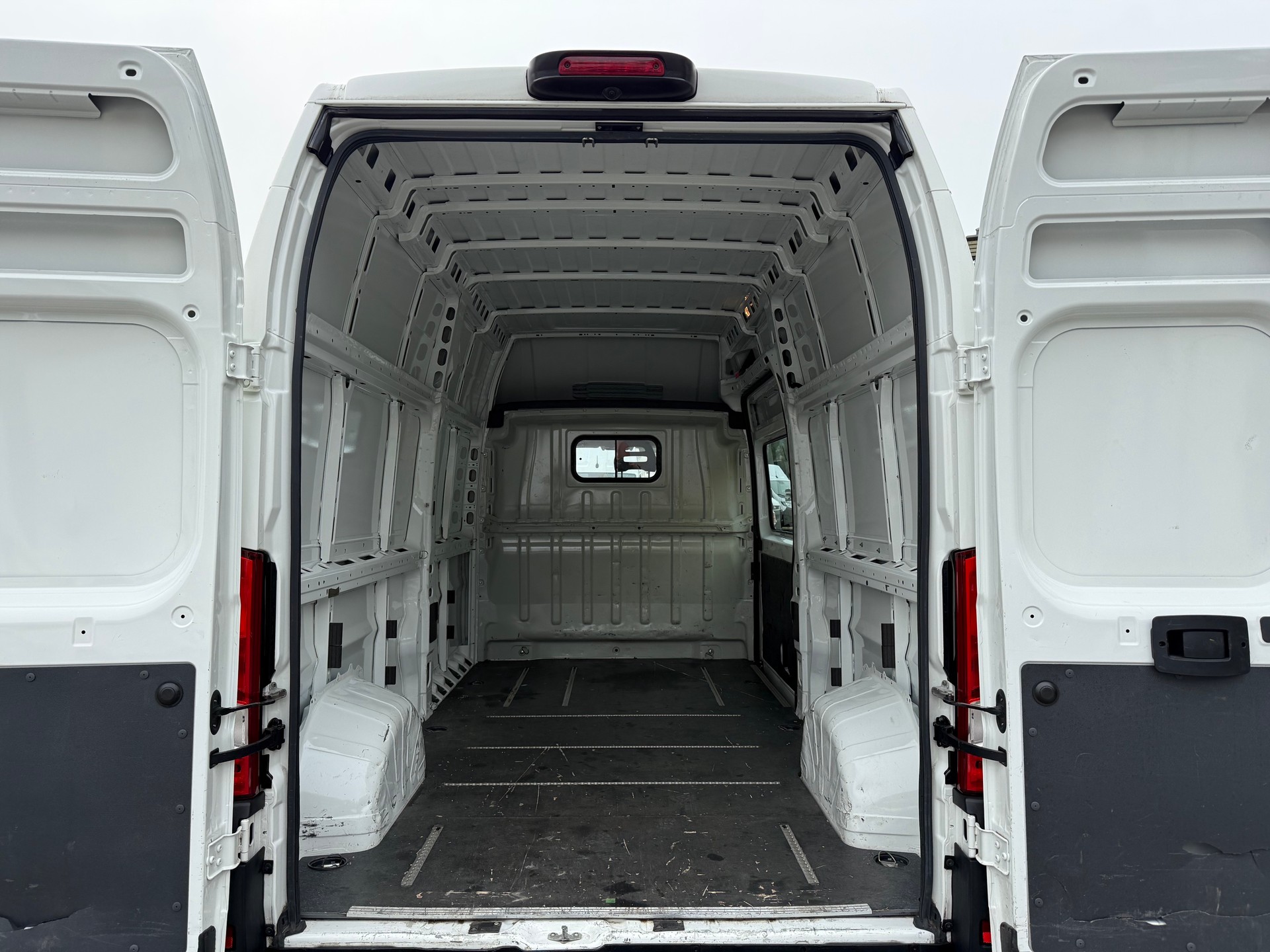 PEUGEOT Boxer 2.2 HDI 140 L3H3 mit Anhängerkupplung-image-8