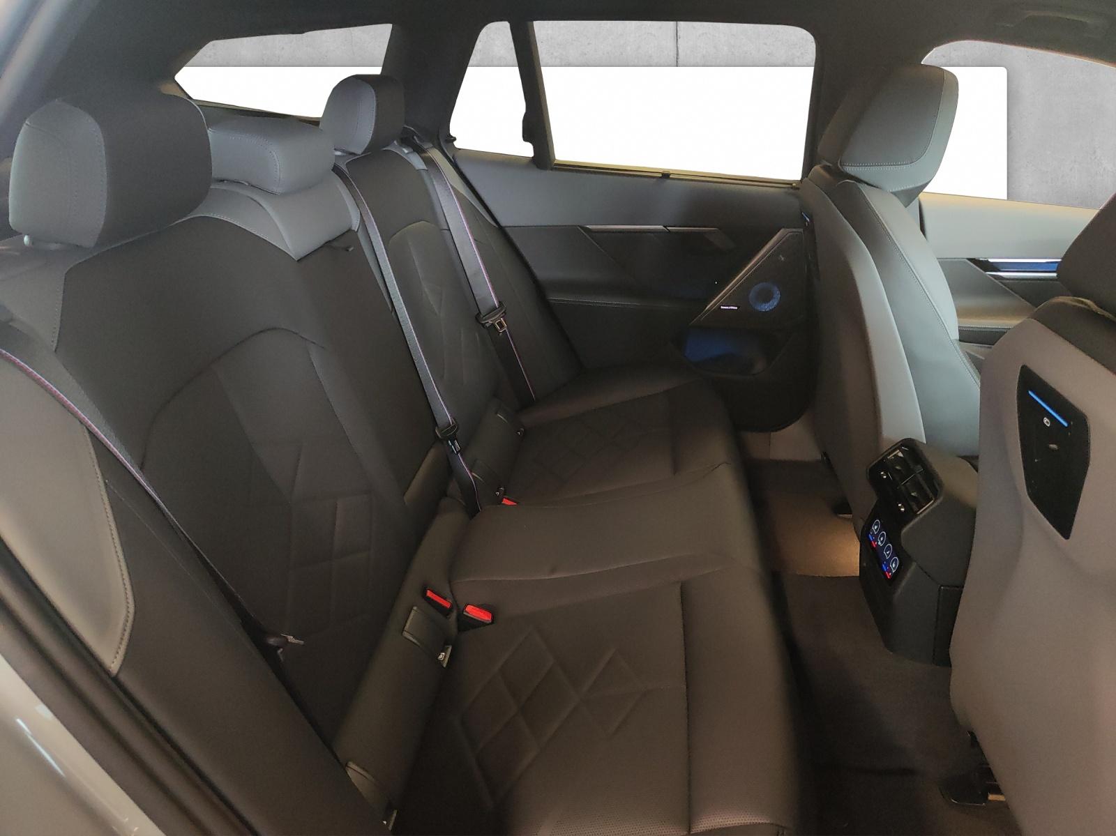 BMW i5 M60 xDrive Touring-image-13