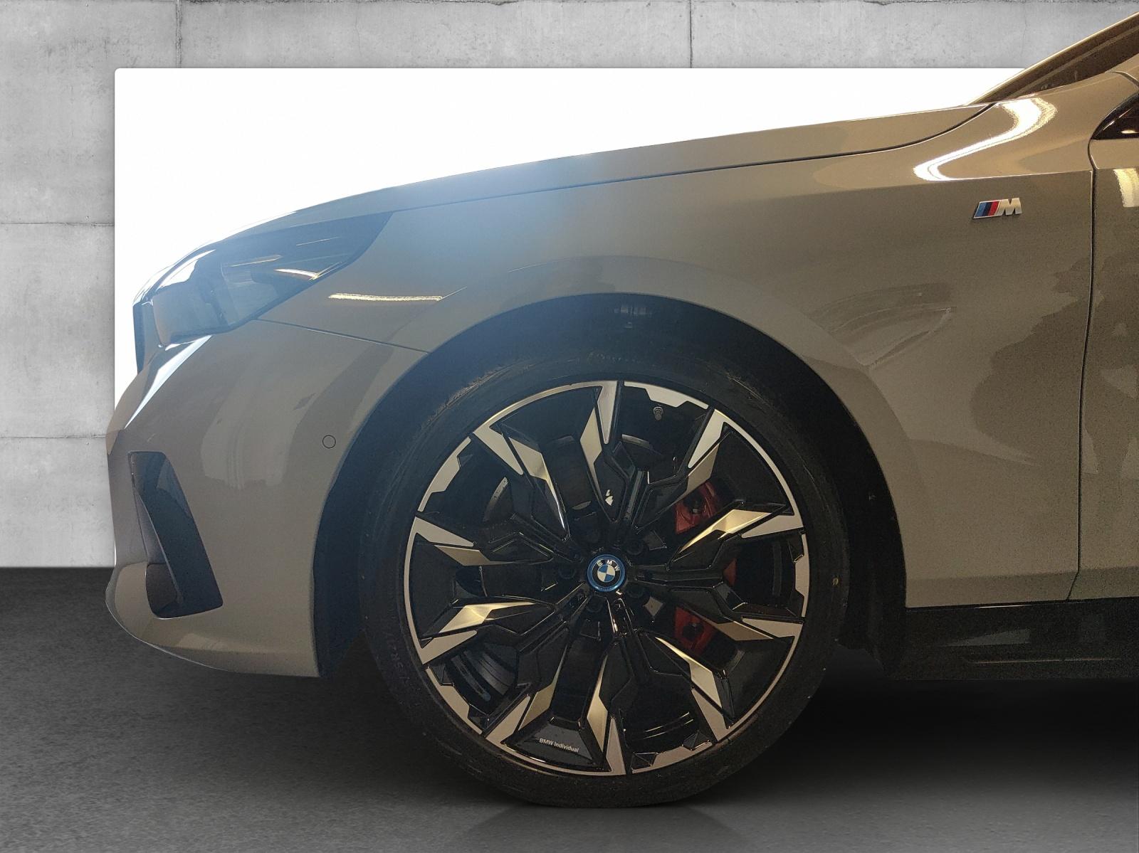BMW i5 M60 xDrive Touring-image-8