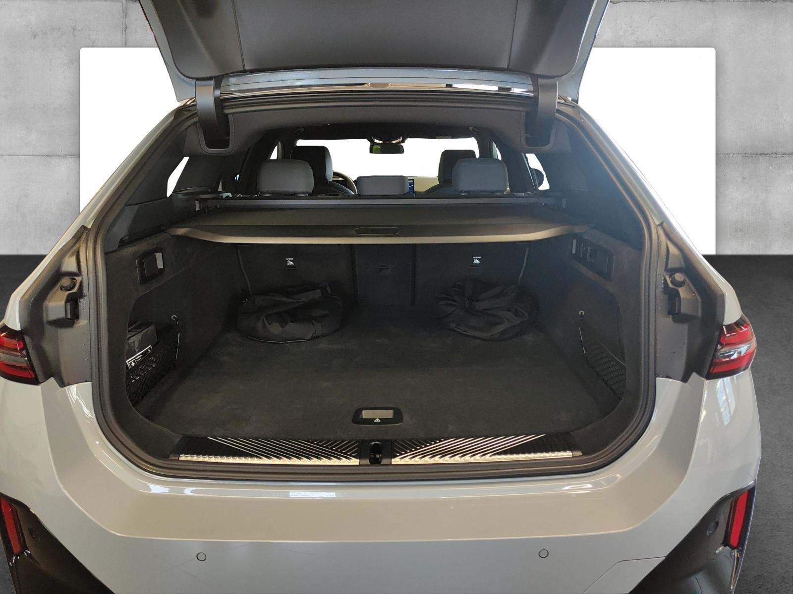 BMW i5 M60 xDrive Touring-image-12