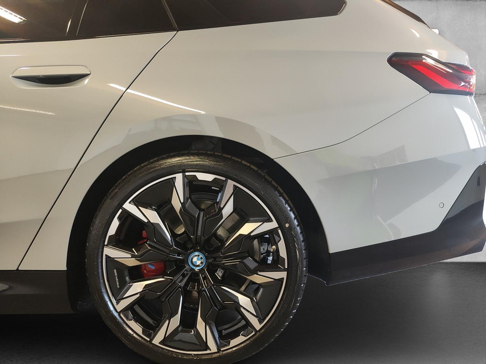 BMW i5 M60 xDrive Touring-image-9