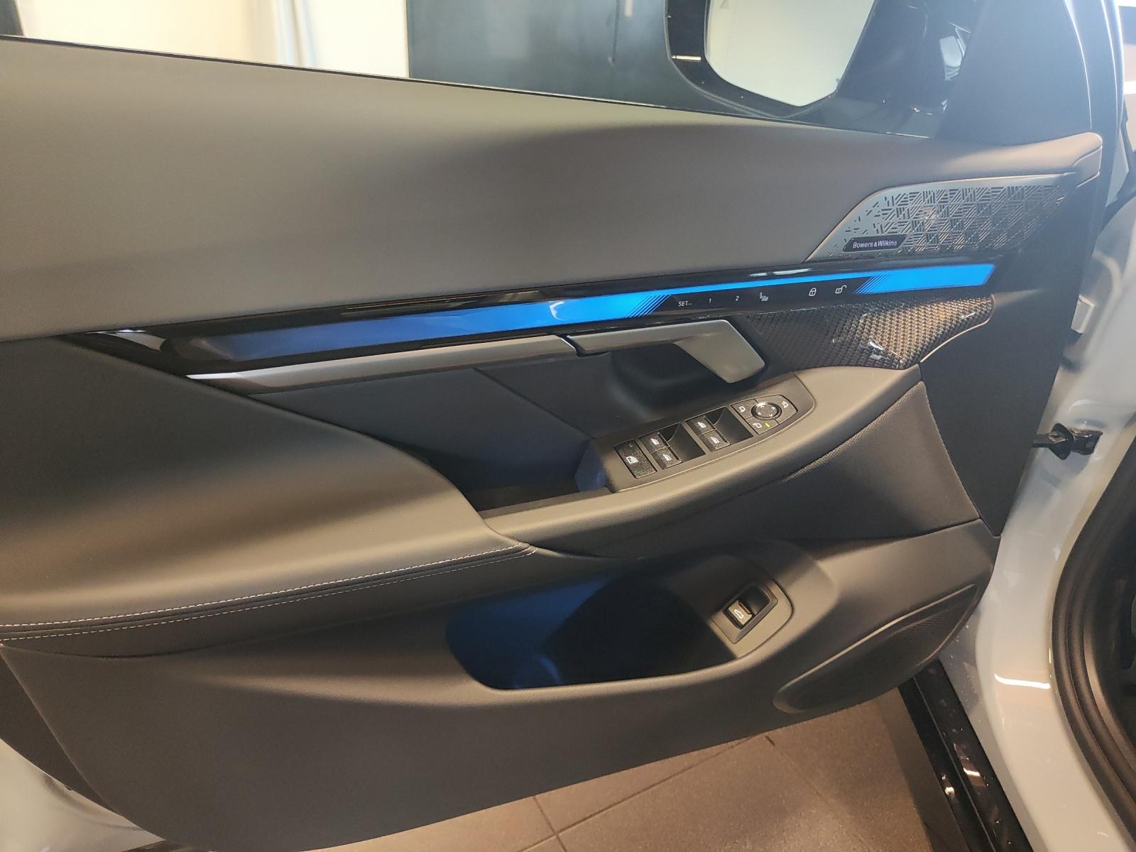 BMW i5 M60 xDrive Touring-image-10
