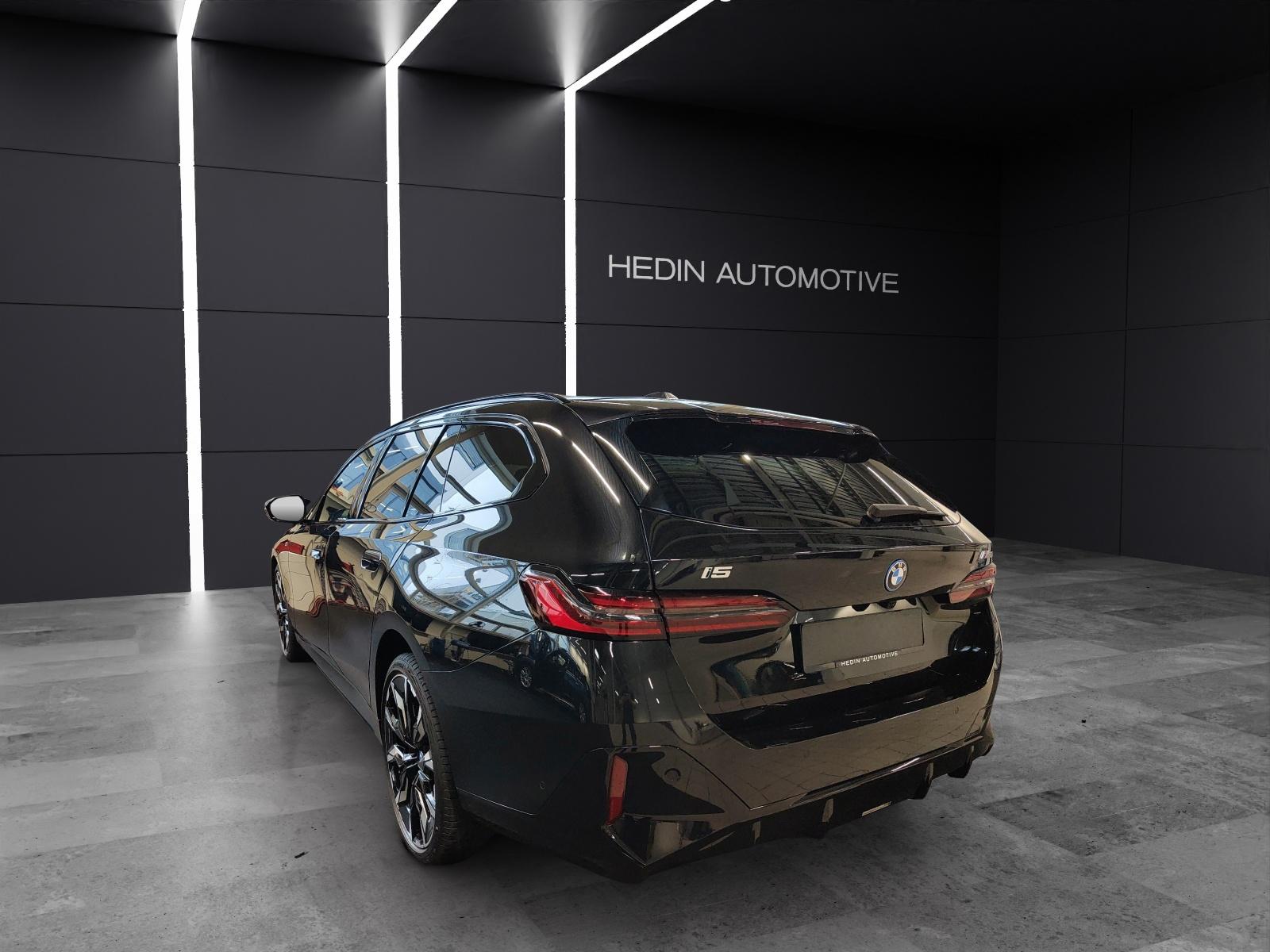 BMW i5 M60 xDrive Touring-showroom-element-2