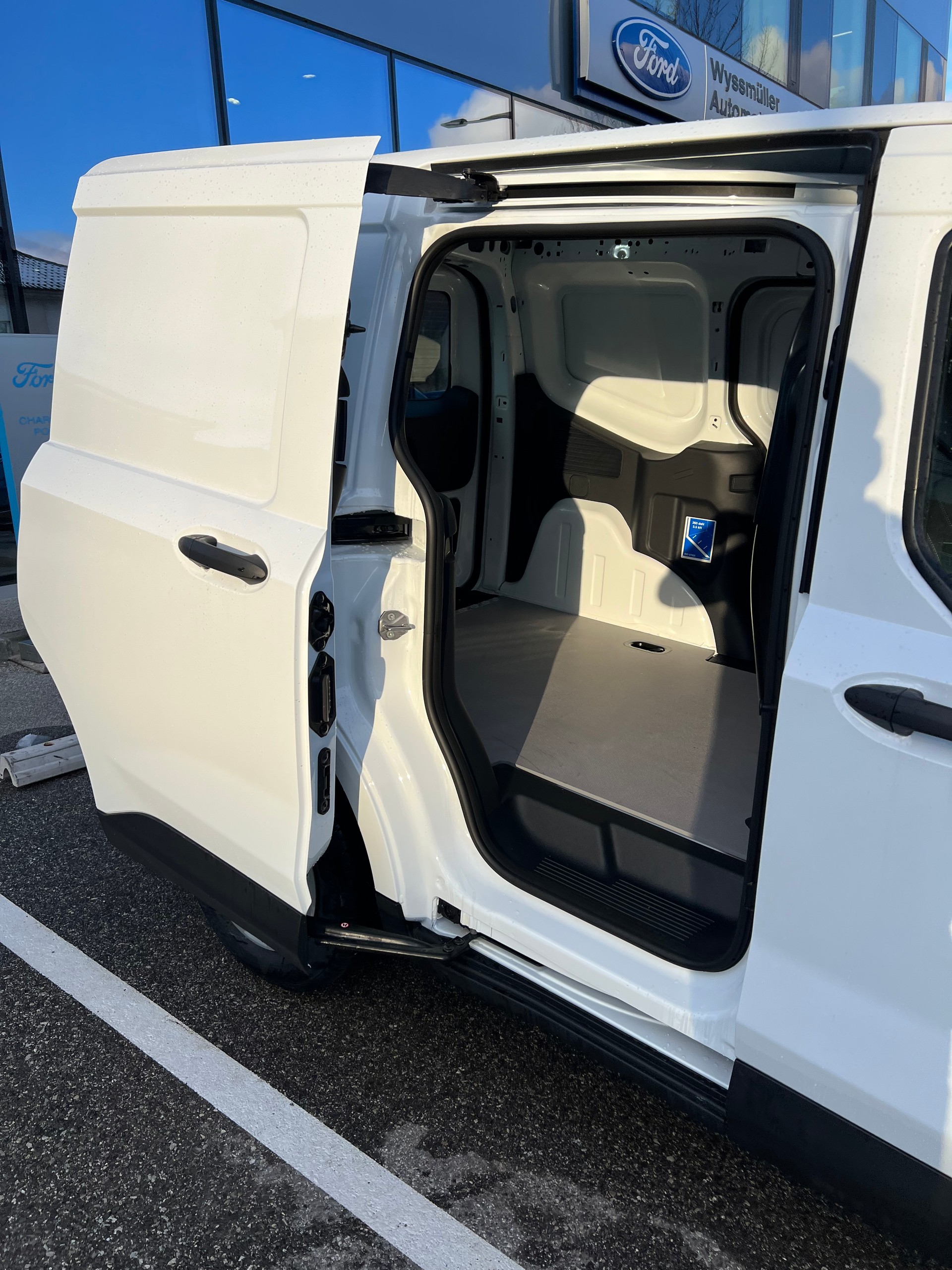 FORD Transit Courier Van 1.0 EcoBoost Trend Automat-image-9