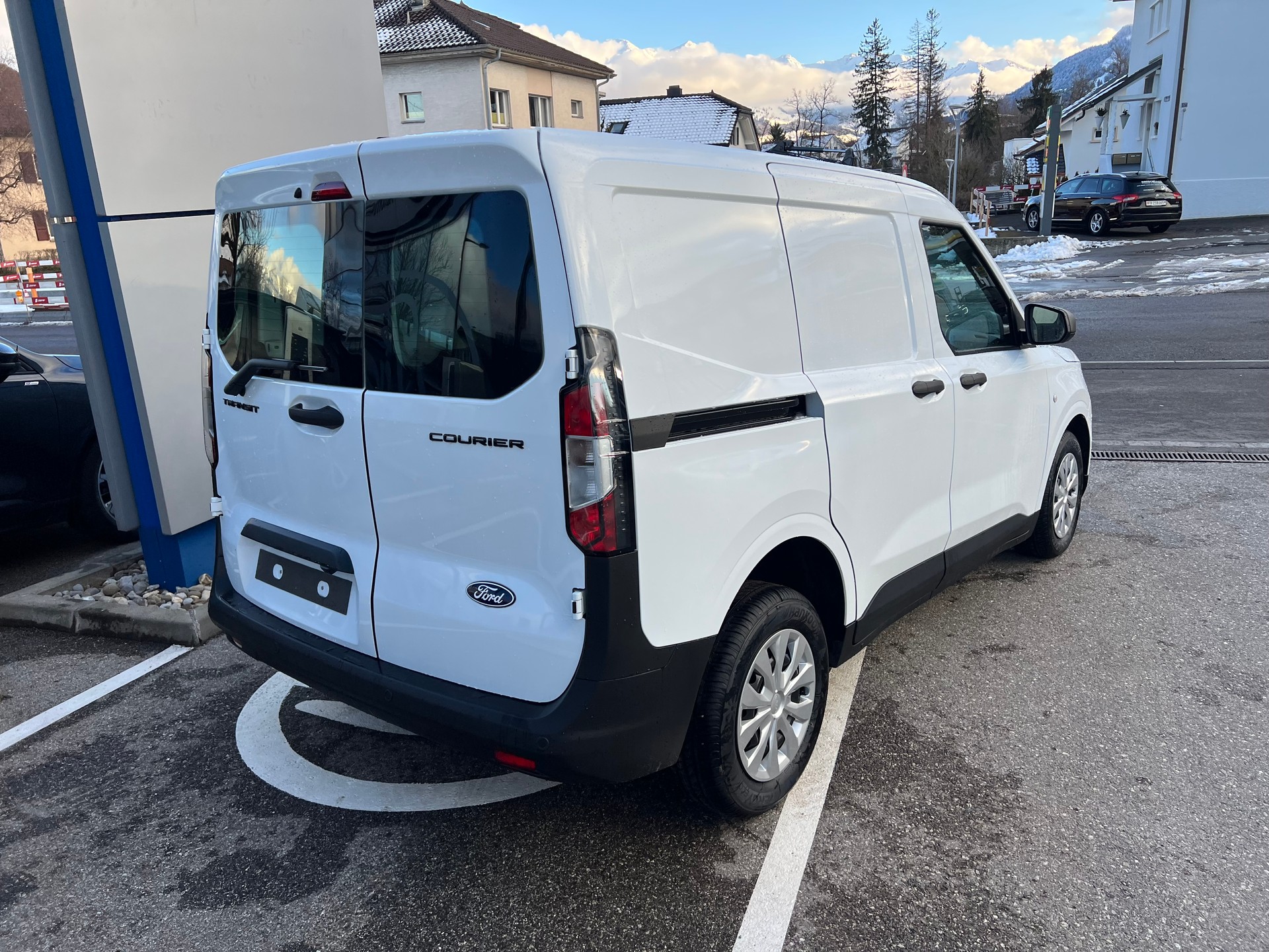 FORD Transit Courier Van 1.0 EcoBoost Trend Automat-image-1