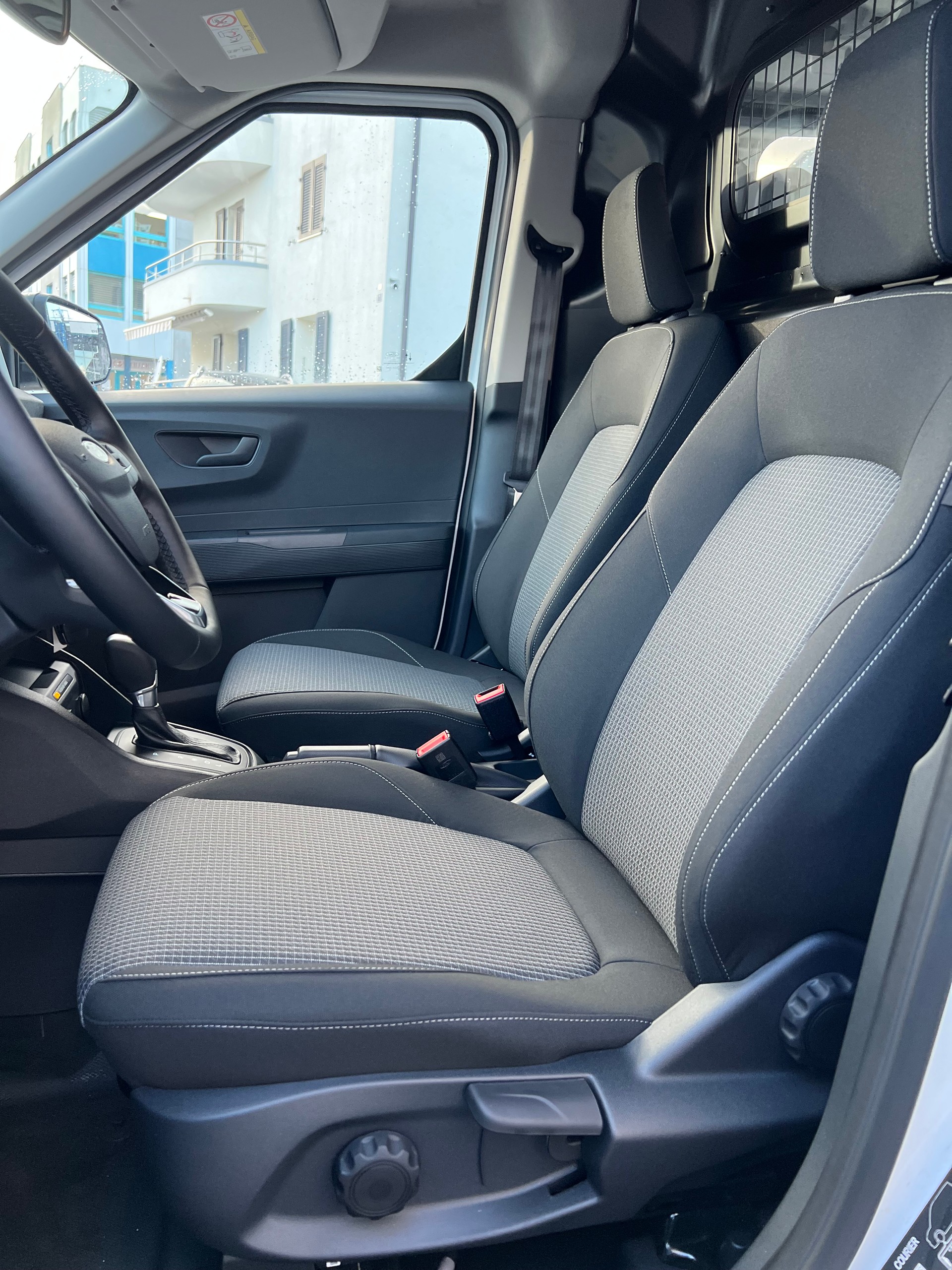 FORD Transit Courier Van 1.0 EcoBoost Trend Automat-image-5