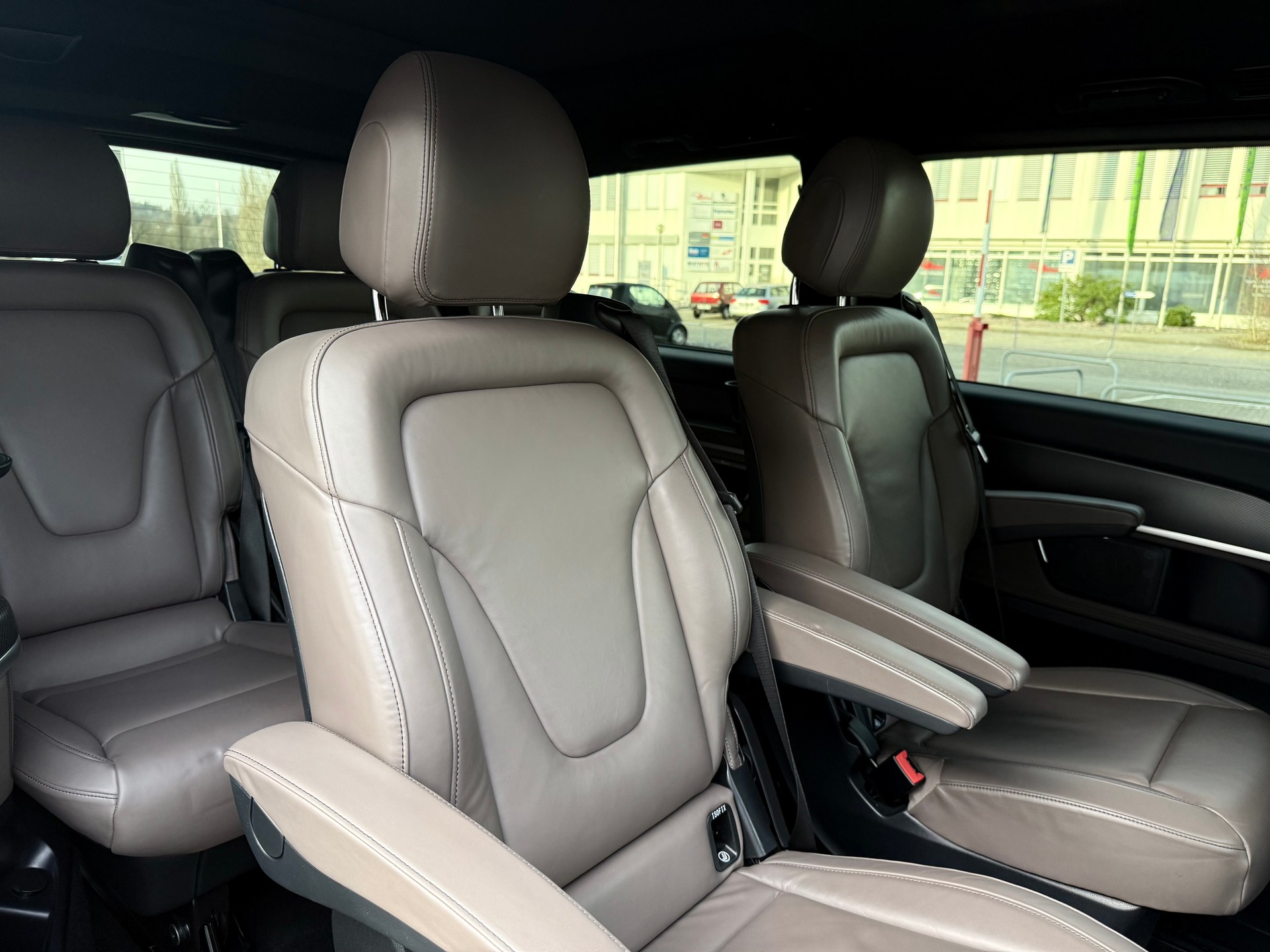 MERCEDES-BENZ V 300 d lang AMG Line Avantgarde 4Matic 9G-Tronic-image-7