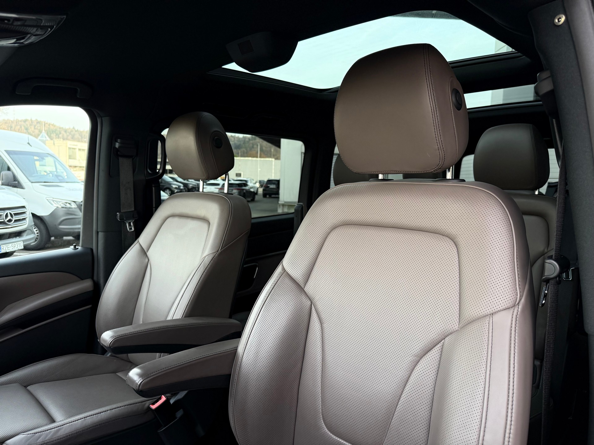 MERCEDES-BENZ V 300 d lang AMG Line Avantgarde 4Matic 9G-Tronic-image-4