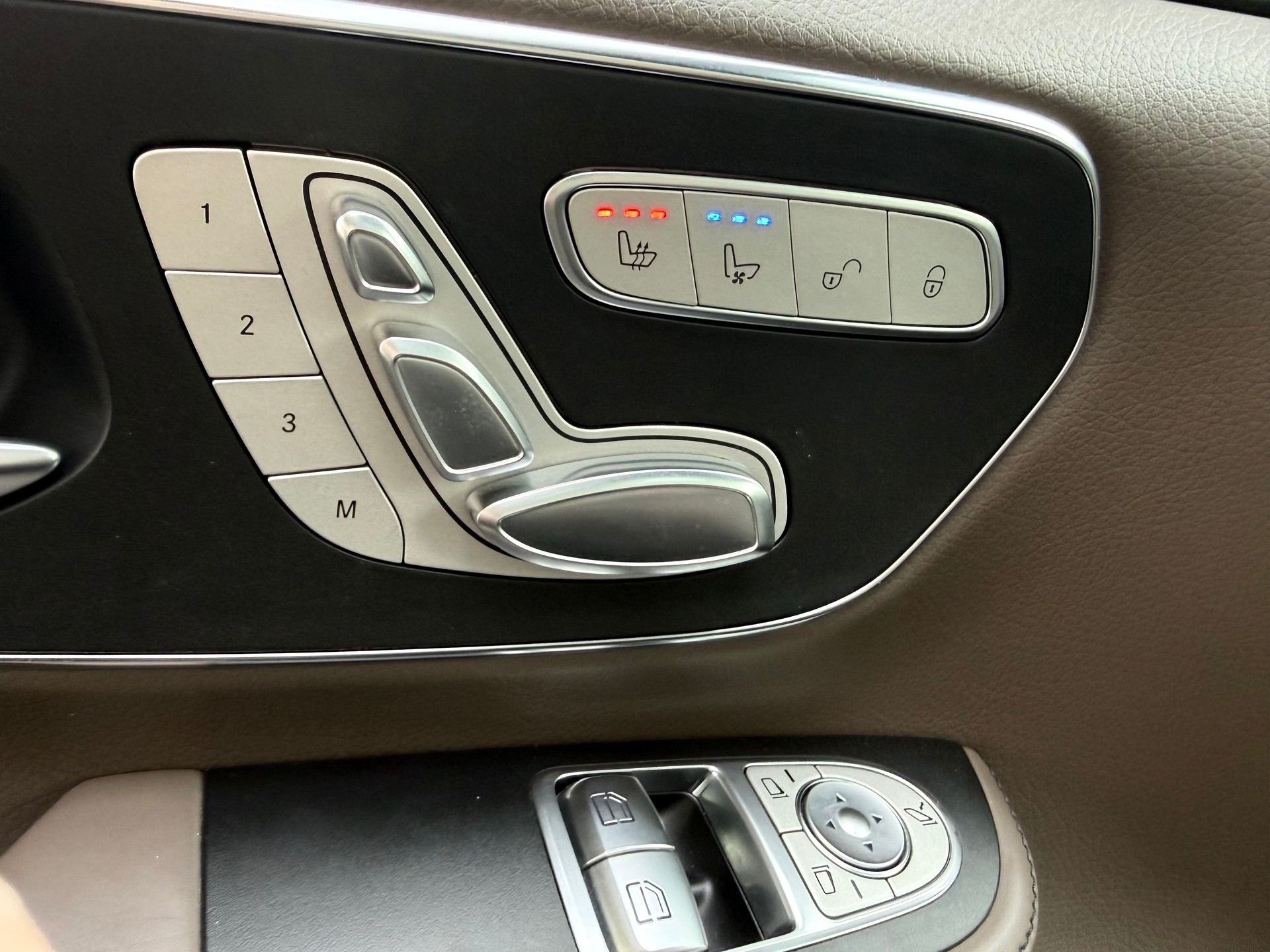 MERCEDES-BENZ V 300 d lang AMG Line Avantgarde 4Matic 9G-Tronic-image-9