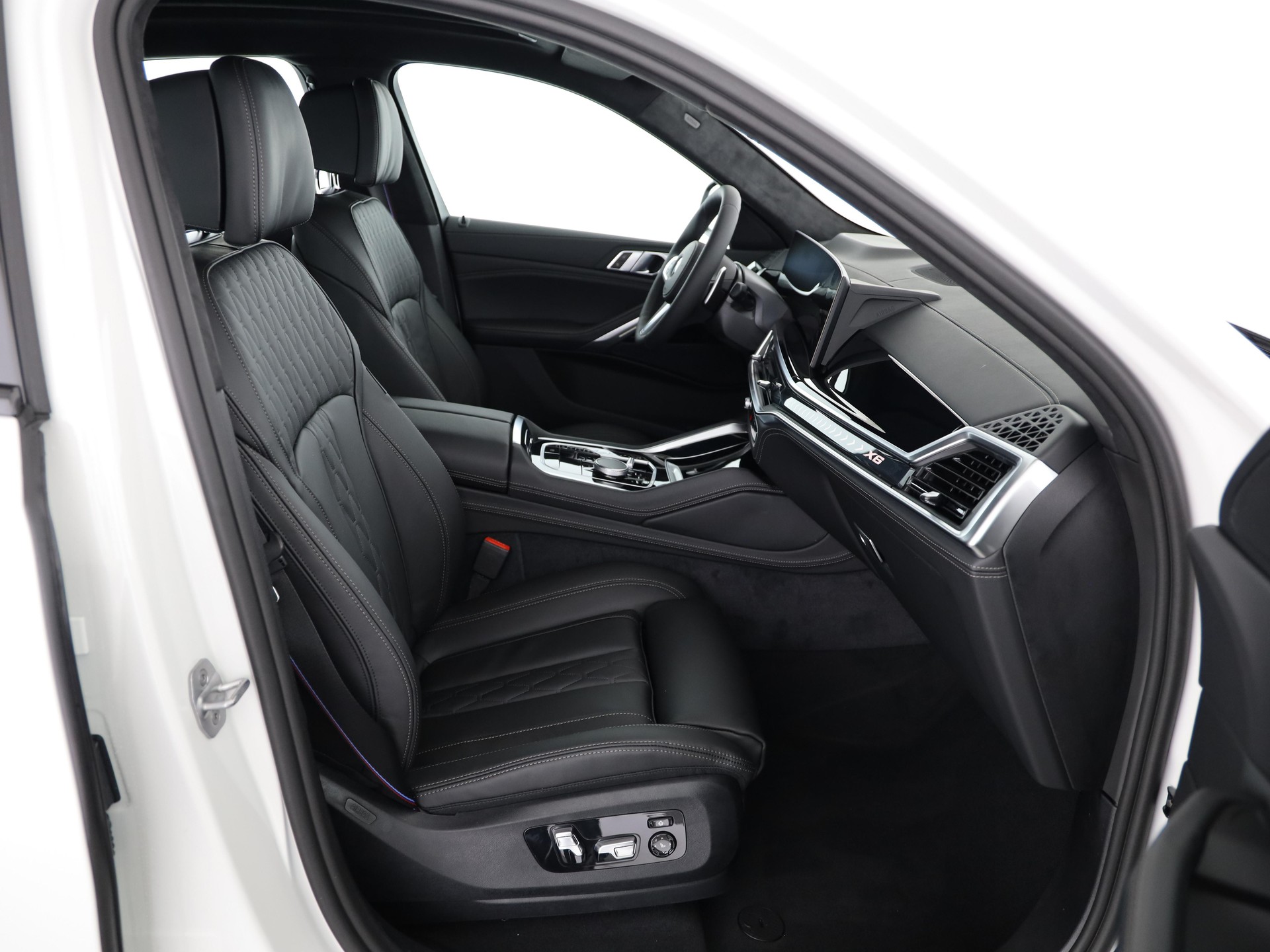 BMW X6 40i xDrive-image-13