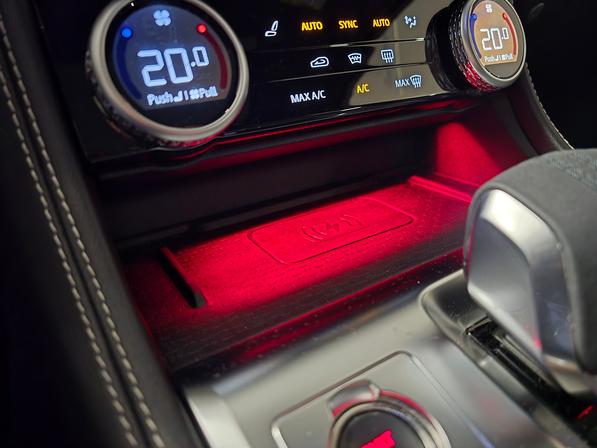 JAGUAR F-Pace 3.0 D300 R-Dynamic MHEV SE 90th Anniversary Edit. AWD-image-20