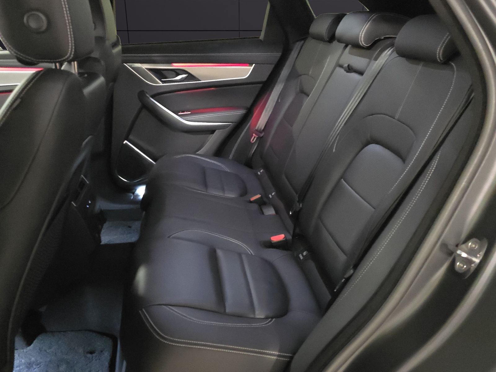 JAGUAR F-Pace 3.0 D300 R-Dynamic MHEV SE 90th Anniversary Edit. AWD-image-23