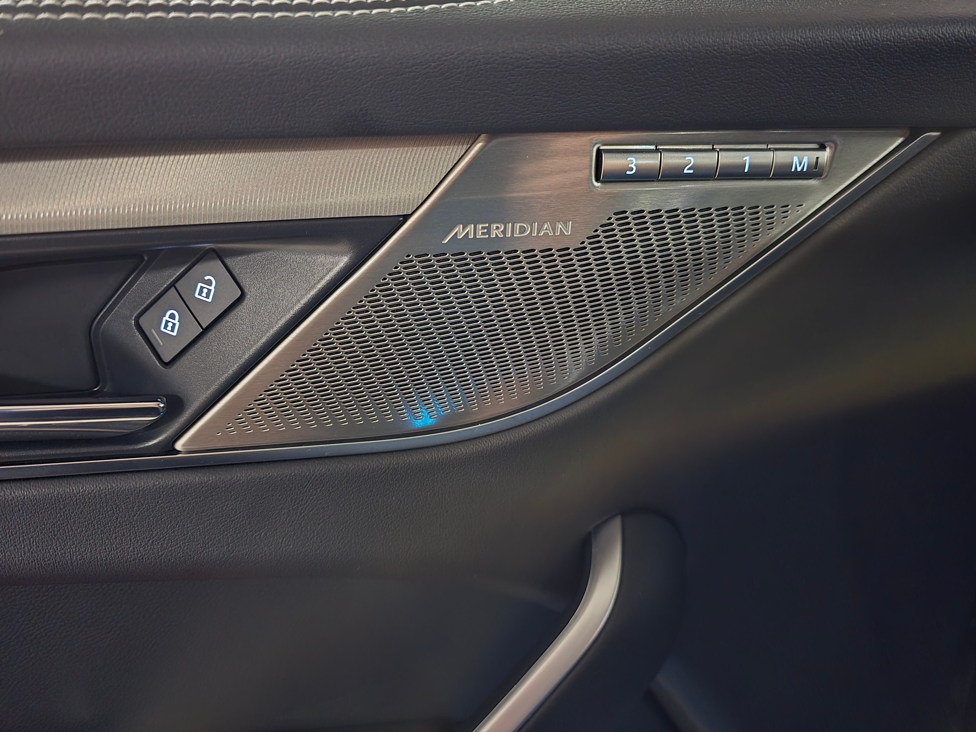 JAGUAR F-Pace 3.0 D300 R-Dynamic MHEV SE 90th Anniversary Edit. AWD-image-21