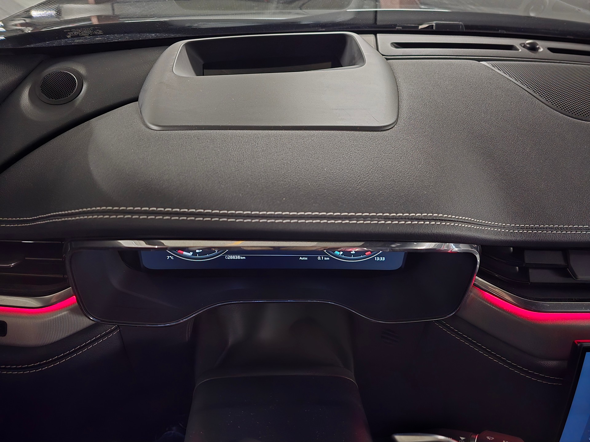 JAGUAR F-Pace 3.0 D300 R-Dynamic MHEV SE 90th Anniversary Edit. AWD-image-11
