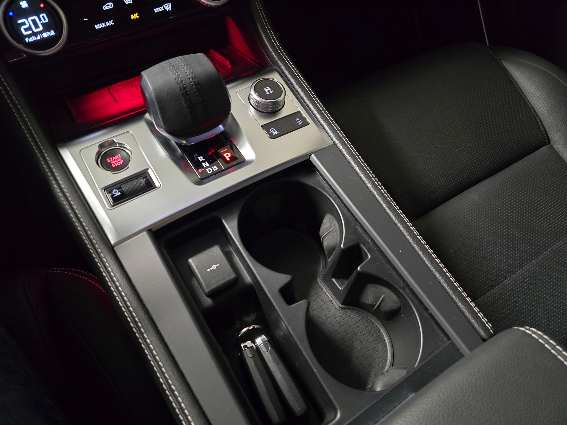 JAGUAR F-Pace 3.0 D300 R-Dynamic MHEV SE 90th Anniversary Edit. AWD-image-19