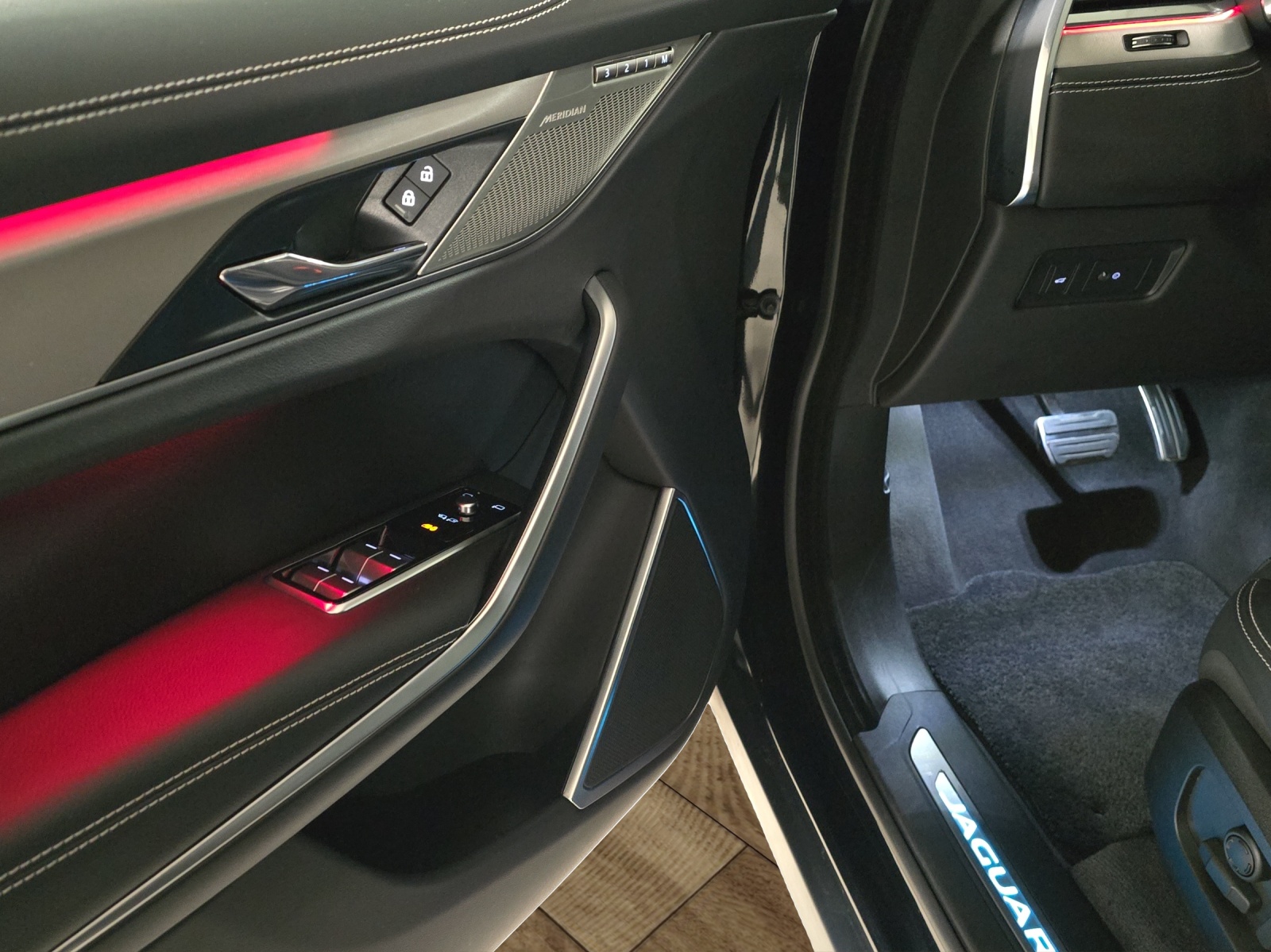 JAGUAR F-Pace 3.0 D300 R-Dynamic MHEV SE 90th Anniversary Edit. AWD-image-22