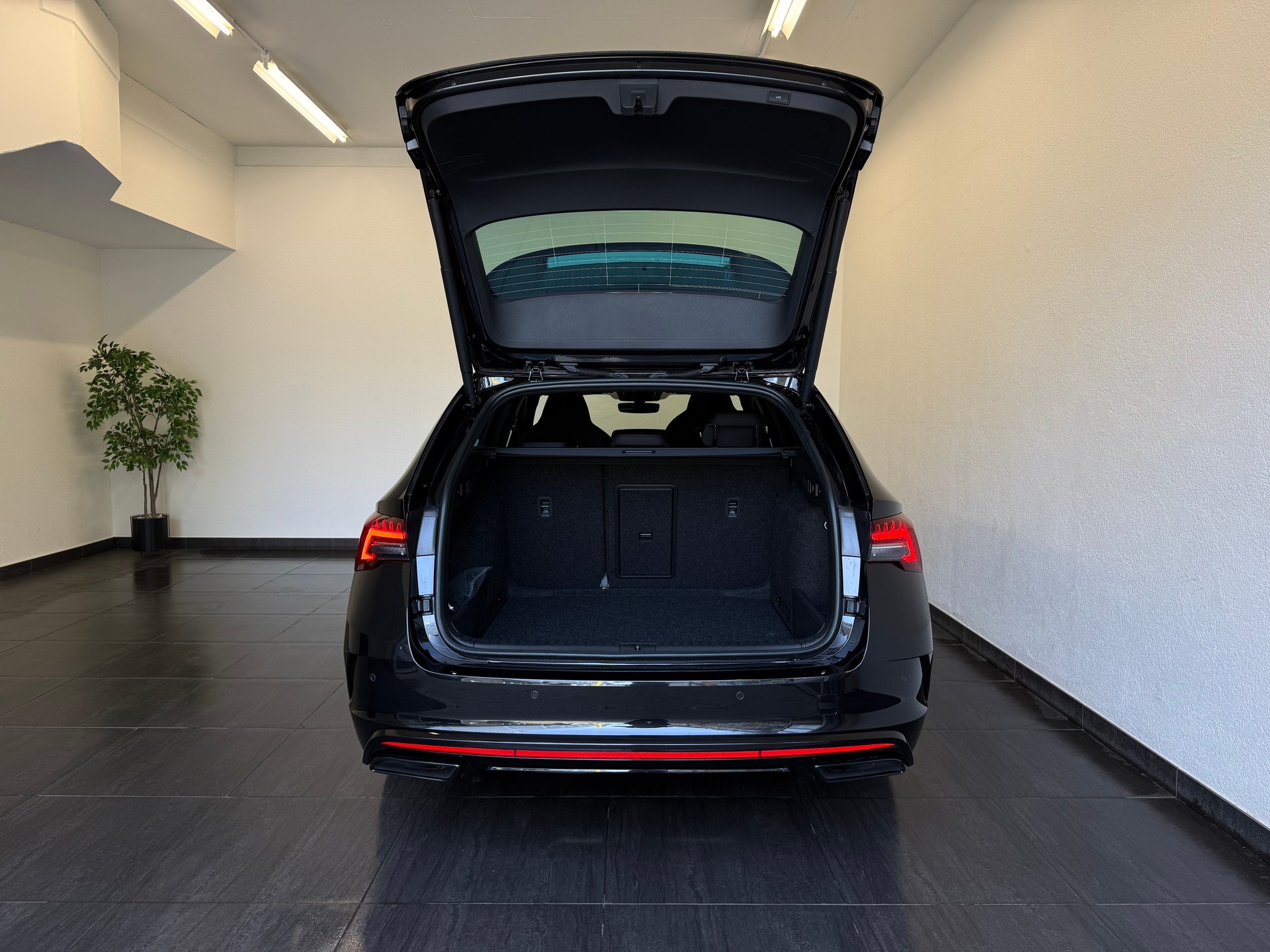 SKODA Octavia Combi 2.0 TSI DSG RS-image-12