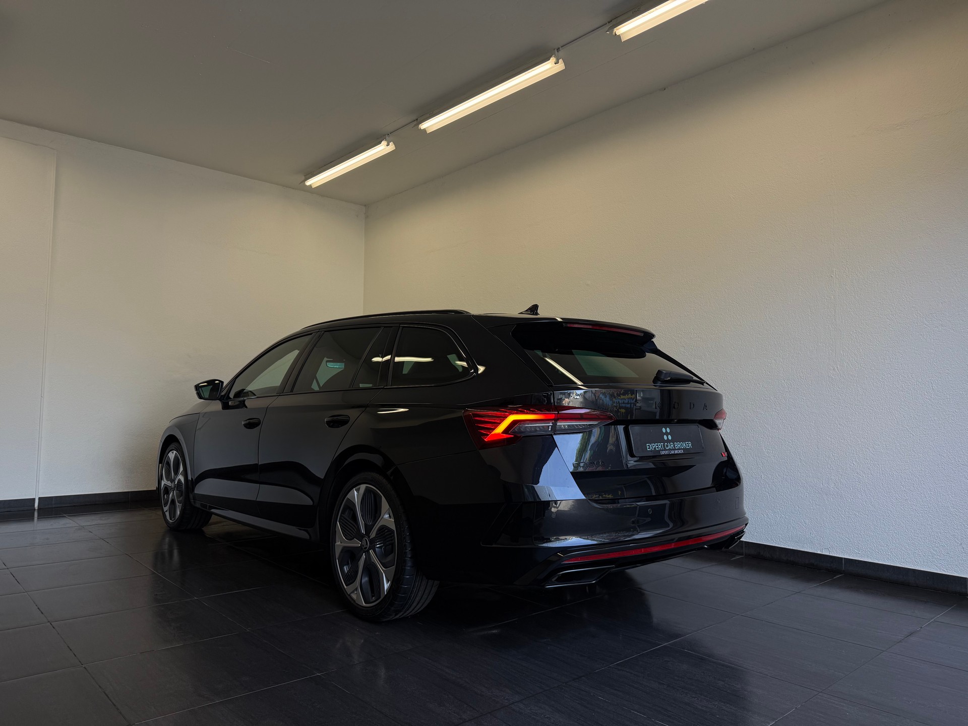 SKODA Octavia Combi 2.0 TSI DSG RS-image-9