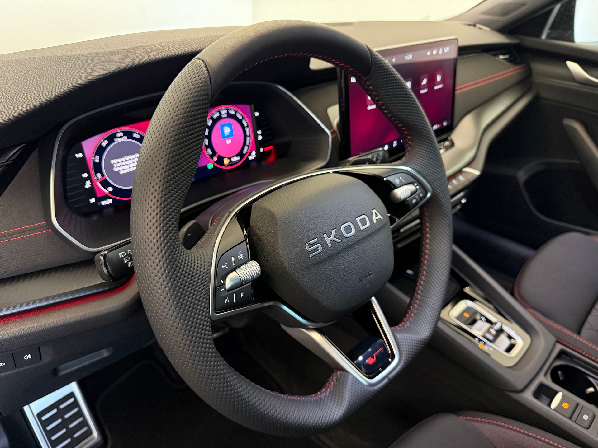 SKODA Octavia Combi 2.0 TSI DSG RS-image-18