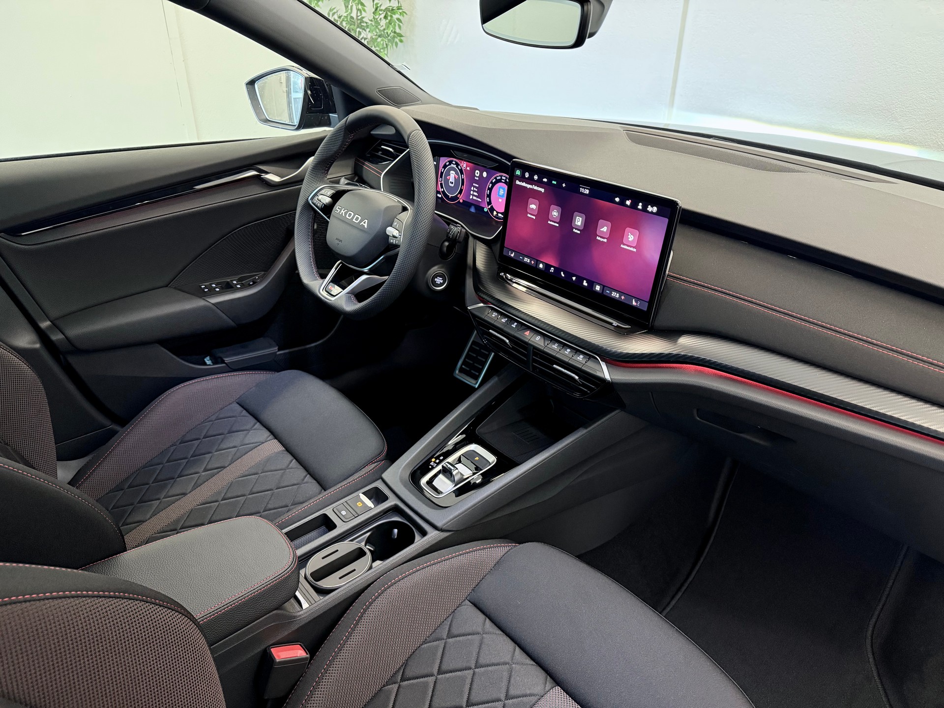 SKODA Octavia Combi 2.0 TSI DSG RS-image-16
