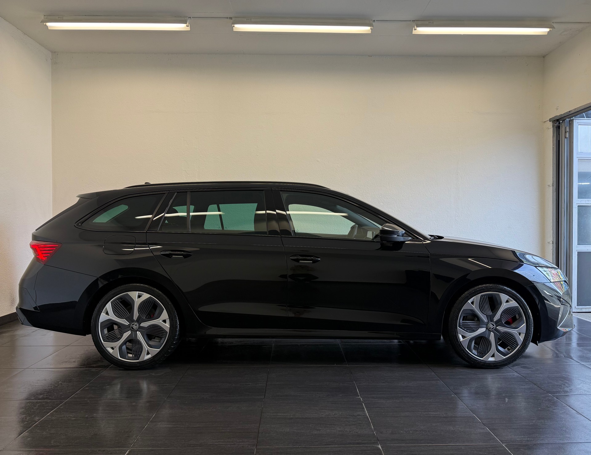 SKODA Octavia Combi 2.0 TSI DSG RS-image-4
