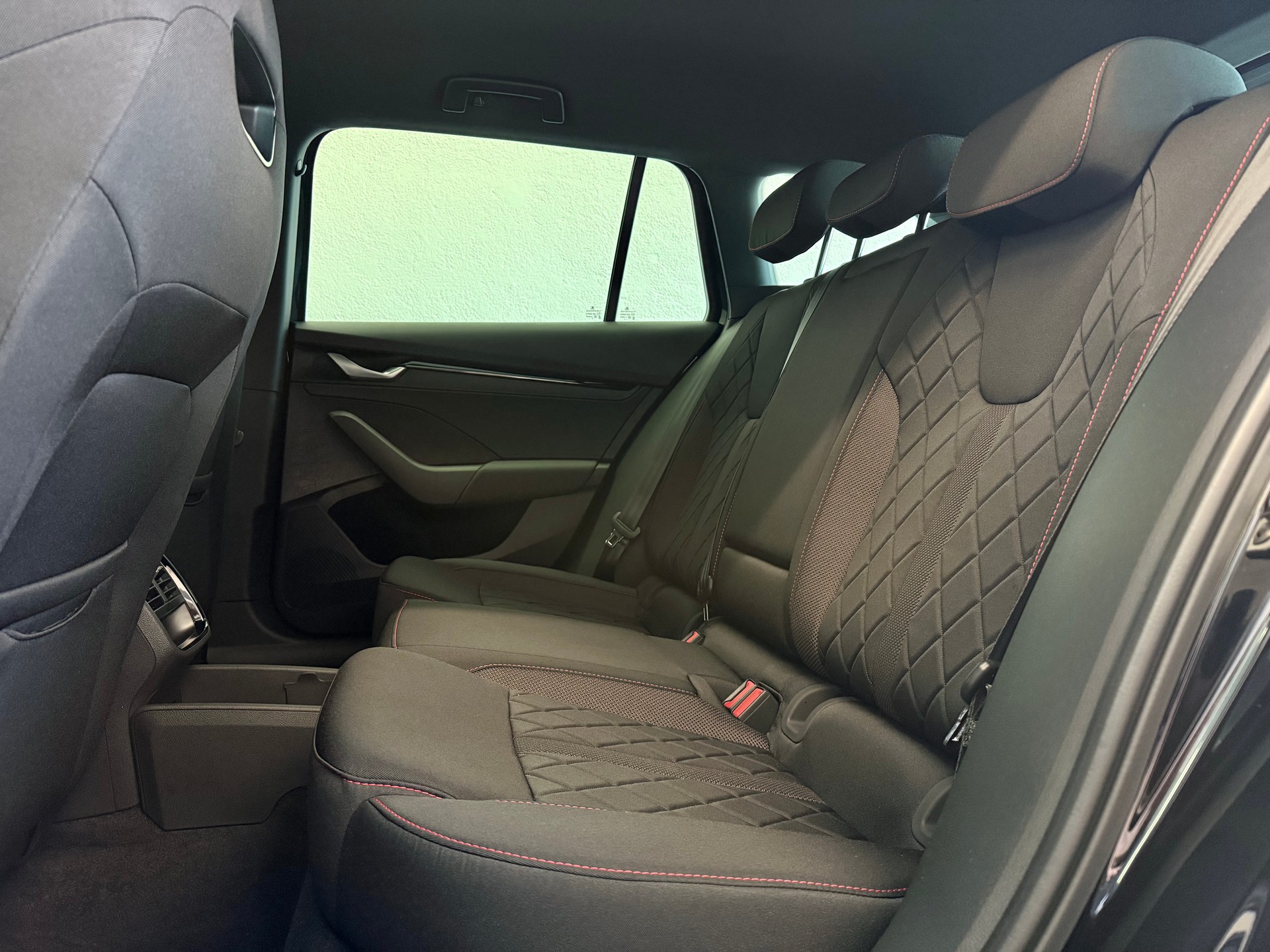 SKODA Octavia Combi 2.0 TSI DSG RS-image-23