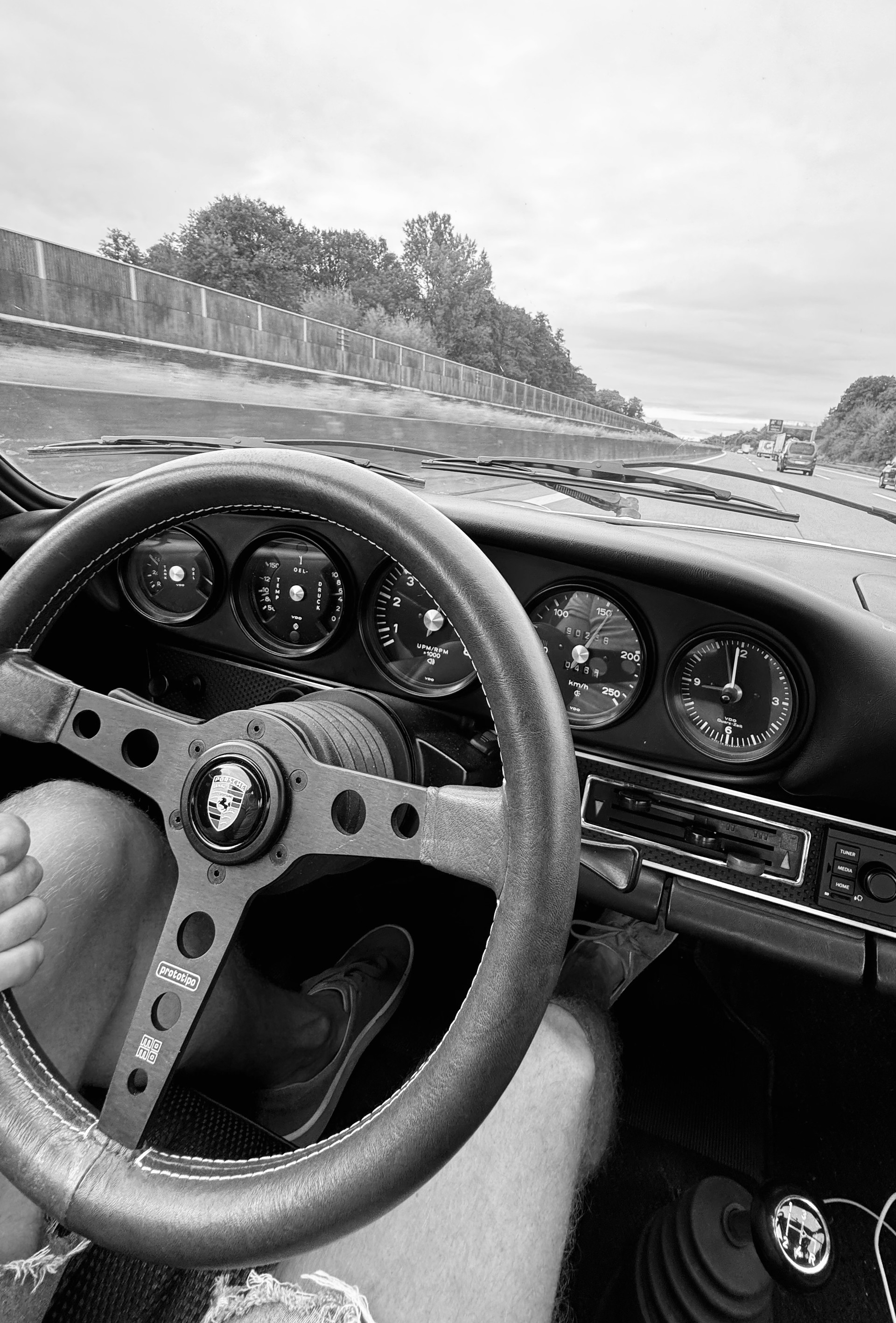 PORSCHE 911 2.4 S-image-2