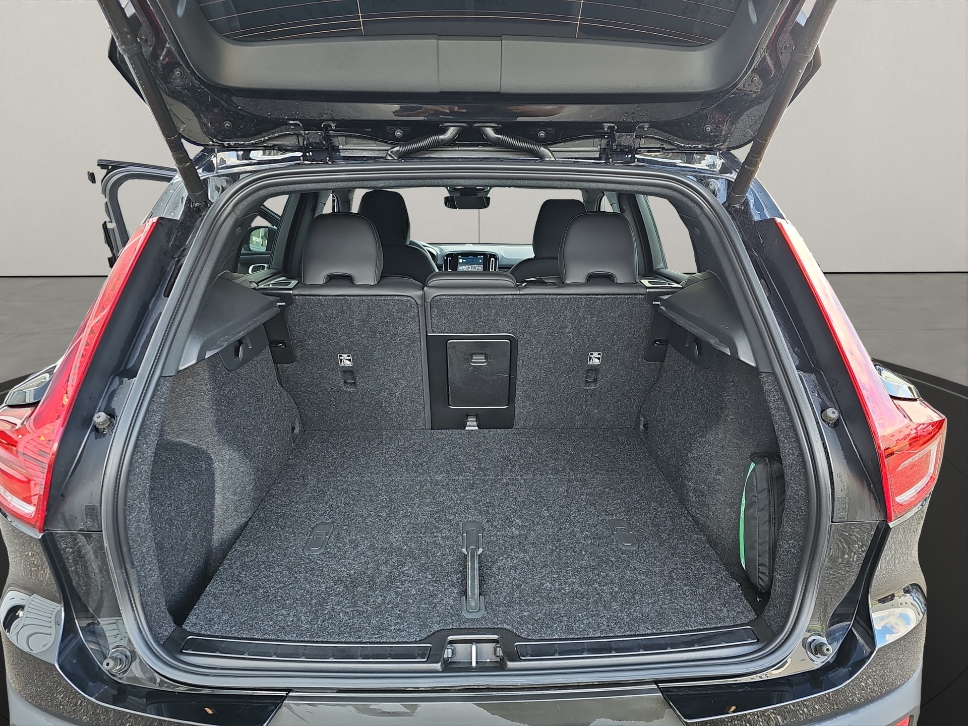 VOLVO XC40 P6 Plus-image-12
