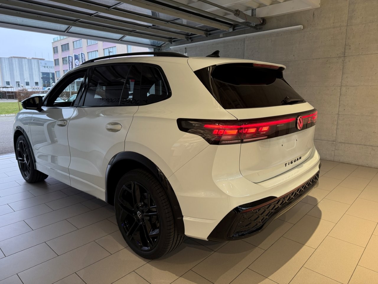 VW Tiguan 1.5 TSI evo2 eHybrid R-Line DSG-image-2
