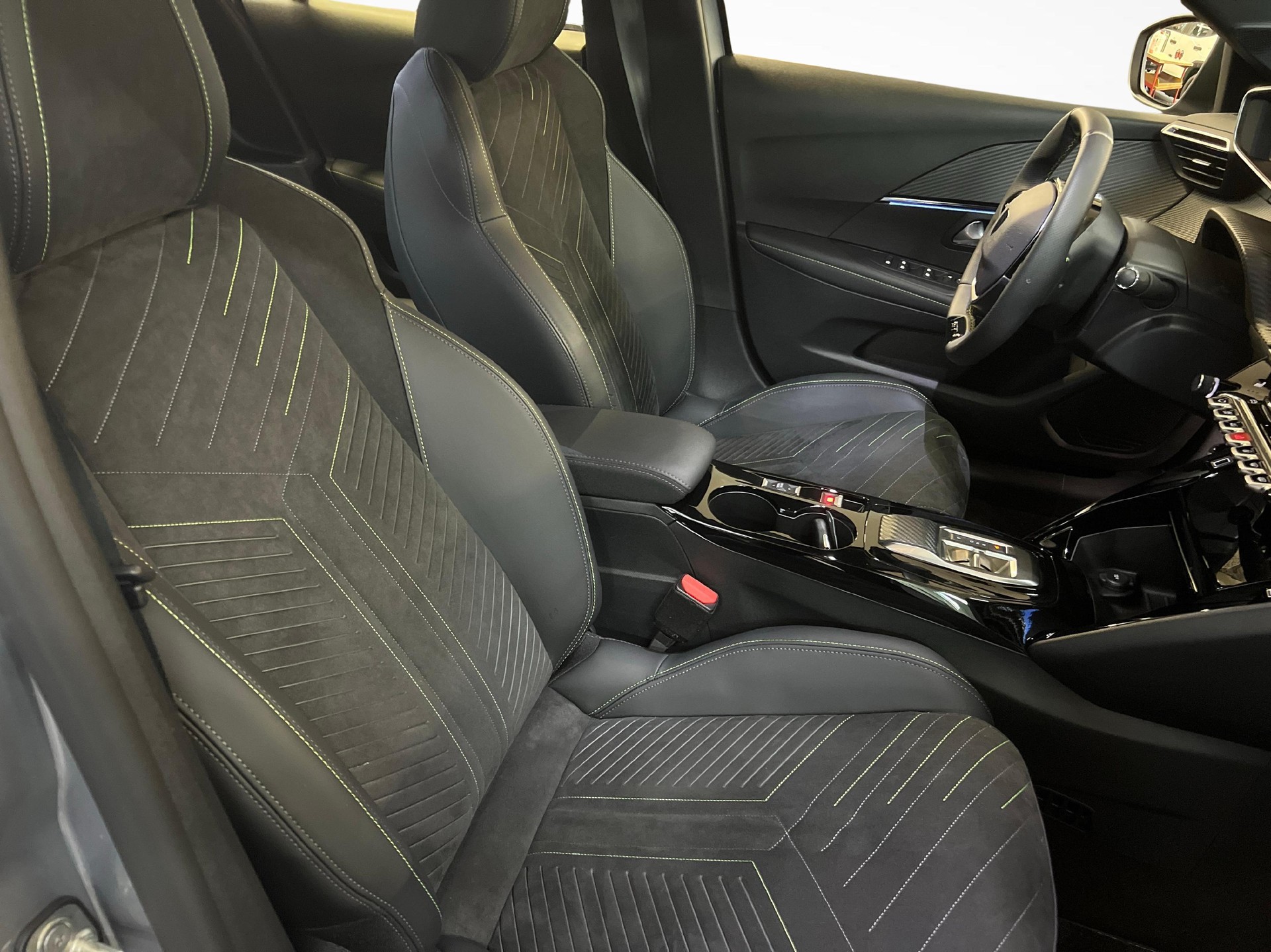 PEUGEOT 208 e-GT-image-10