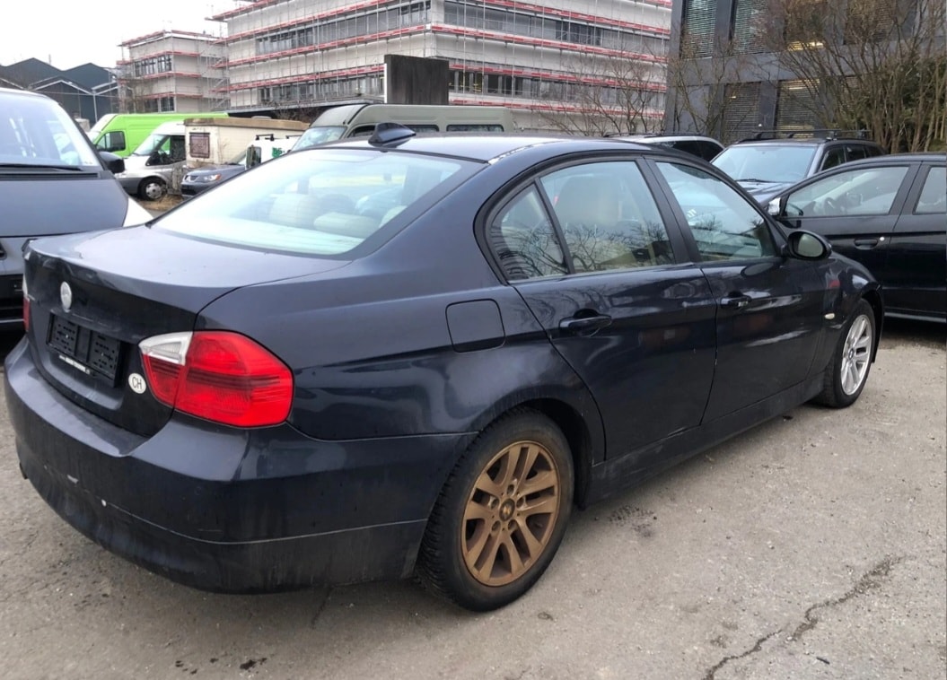 BMW 325xi-image-4