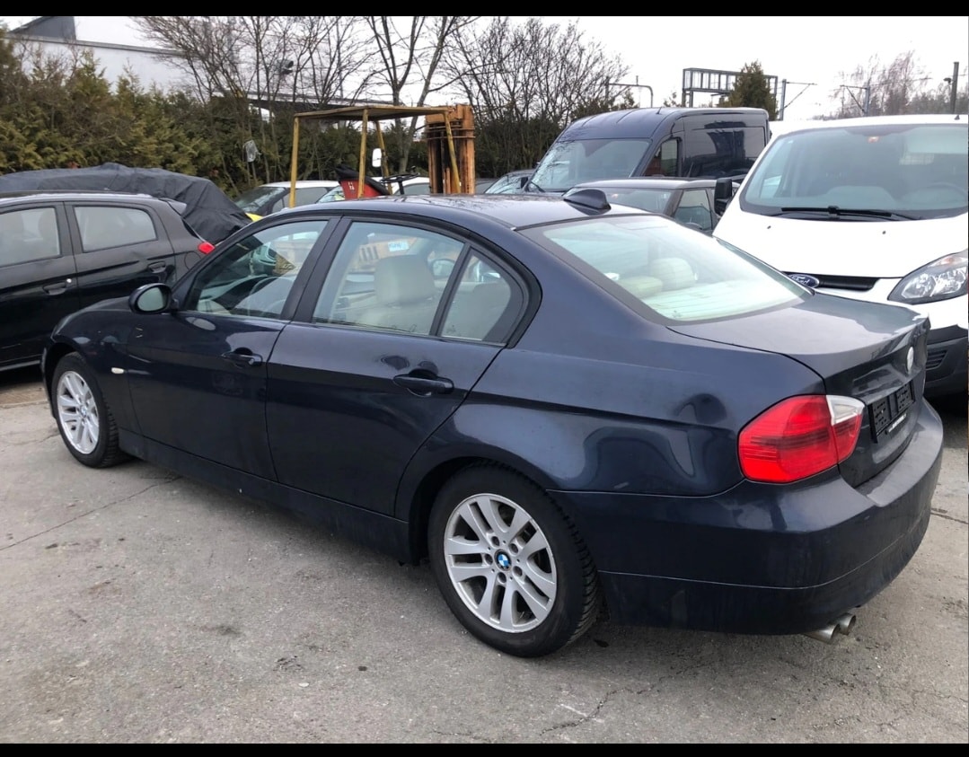 BMW 325xi-image-5