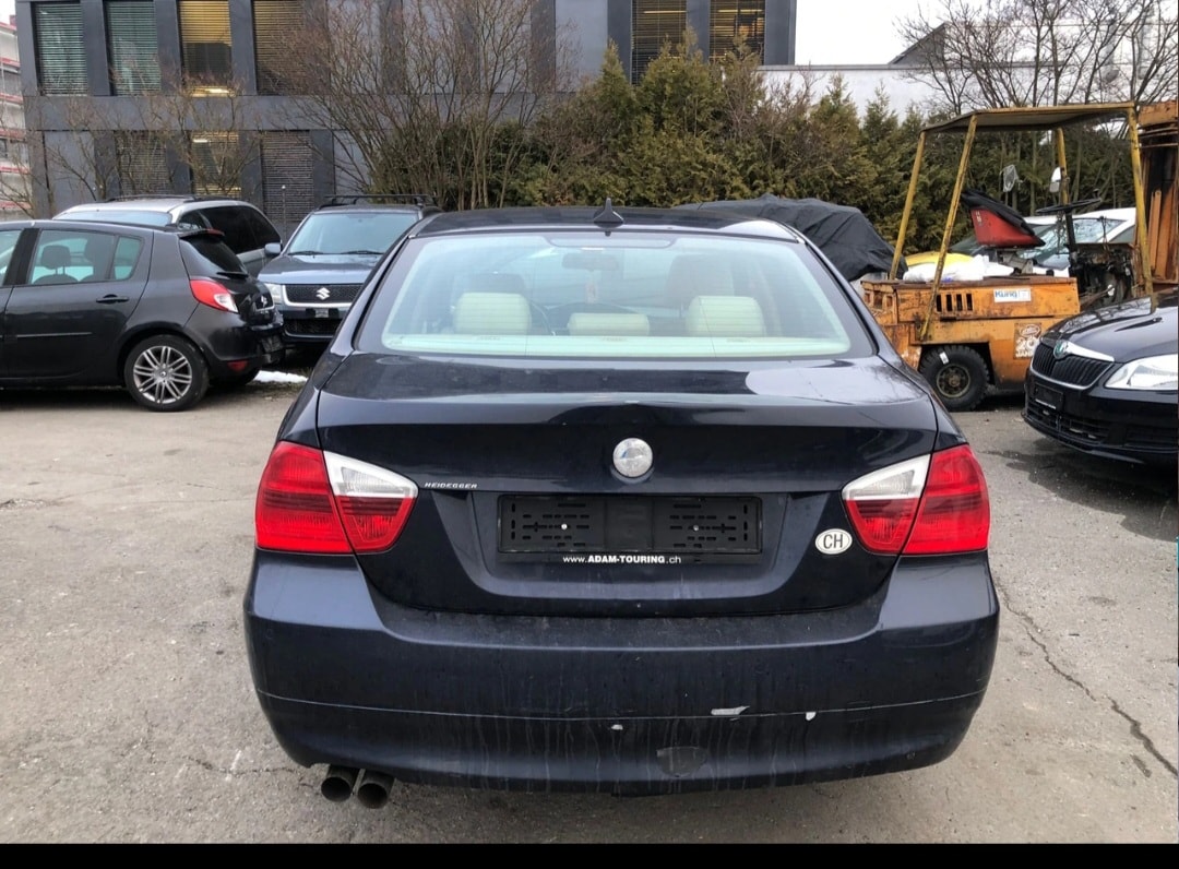 BMW 325xi-image-6