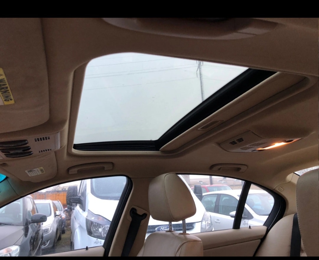 BMW 325xi-image-7