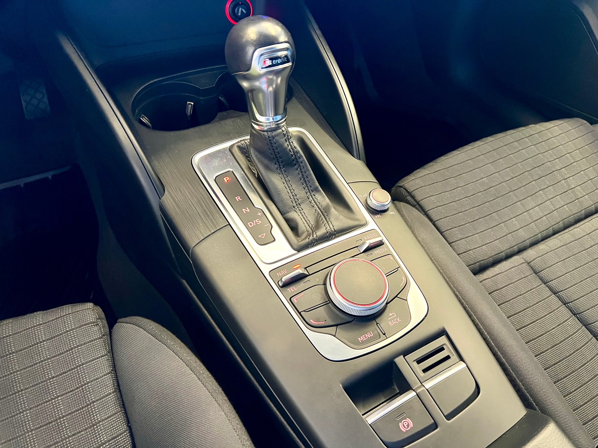 AUDI A3 Sportback 1.8 TFSI Ambition quattro S-tronic-image-23