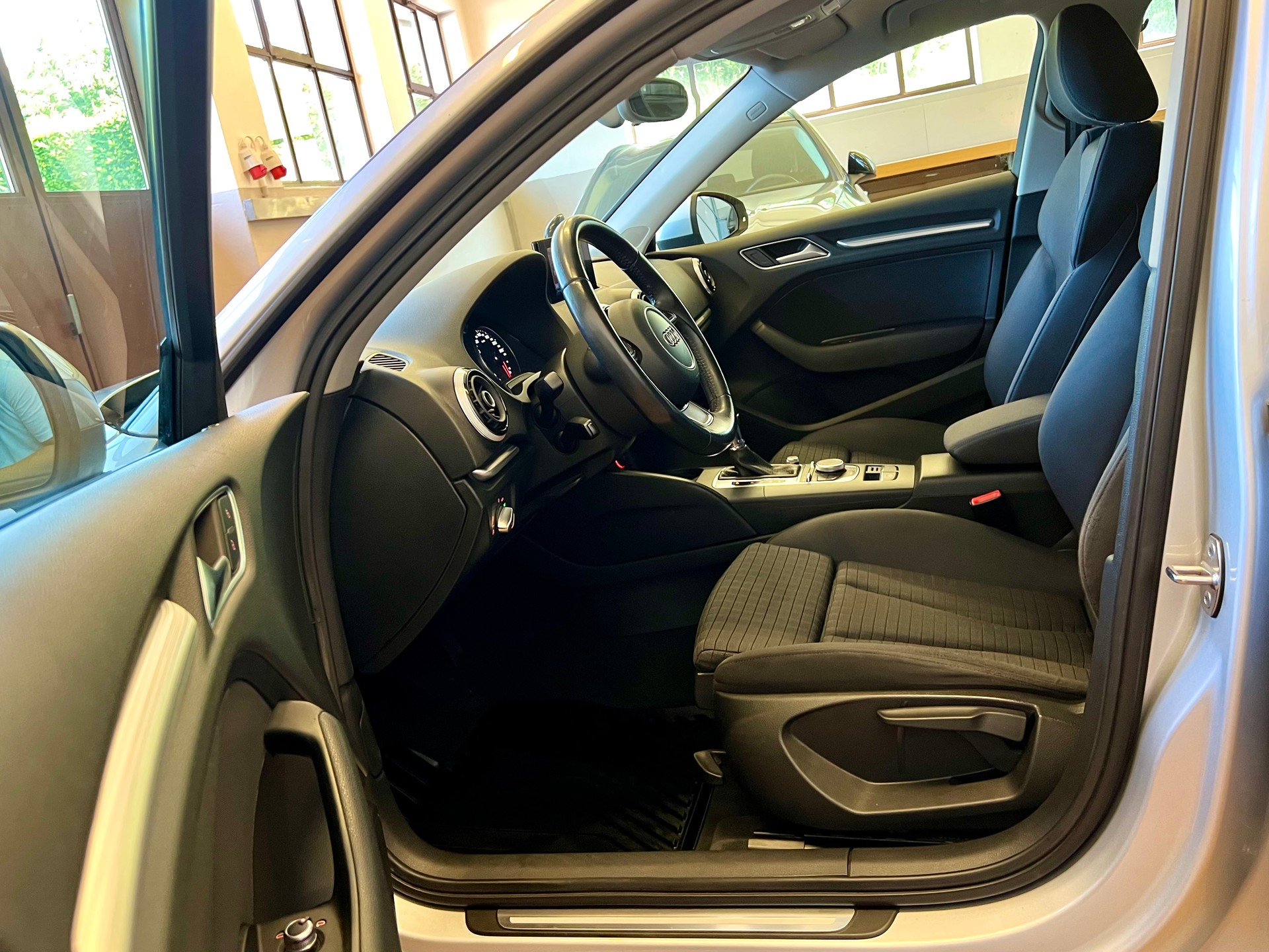 AUDI A3 Sportback 1.8 TFSI Ambition quattro S-tronic-image-12